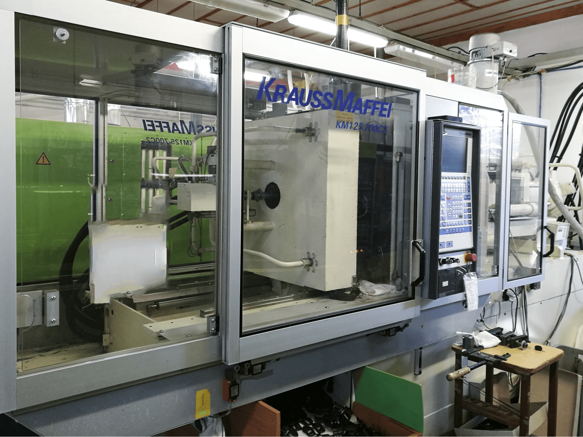 Vista lato sinistro della macchina Krauss Maffei 125-700 C2