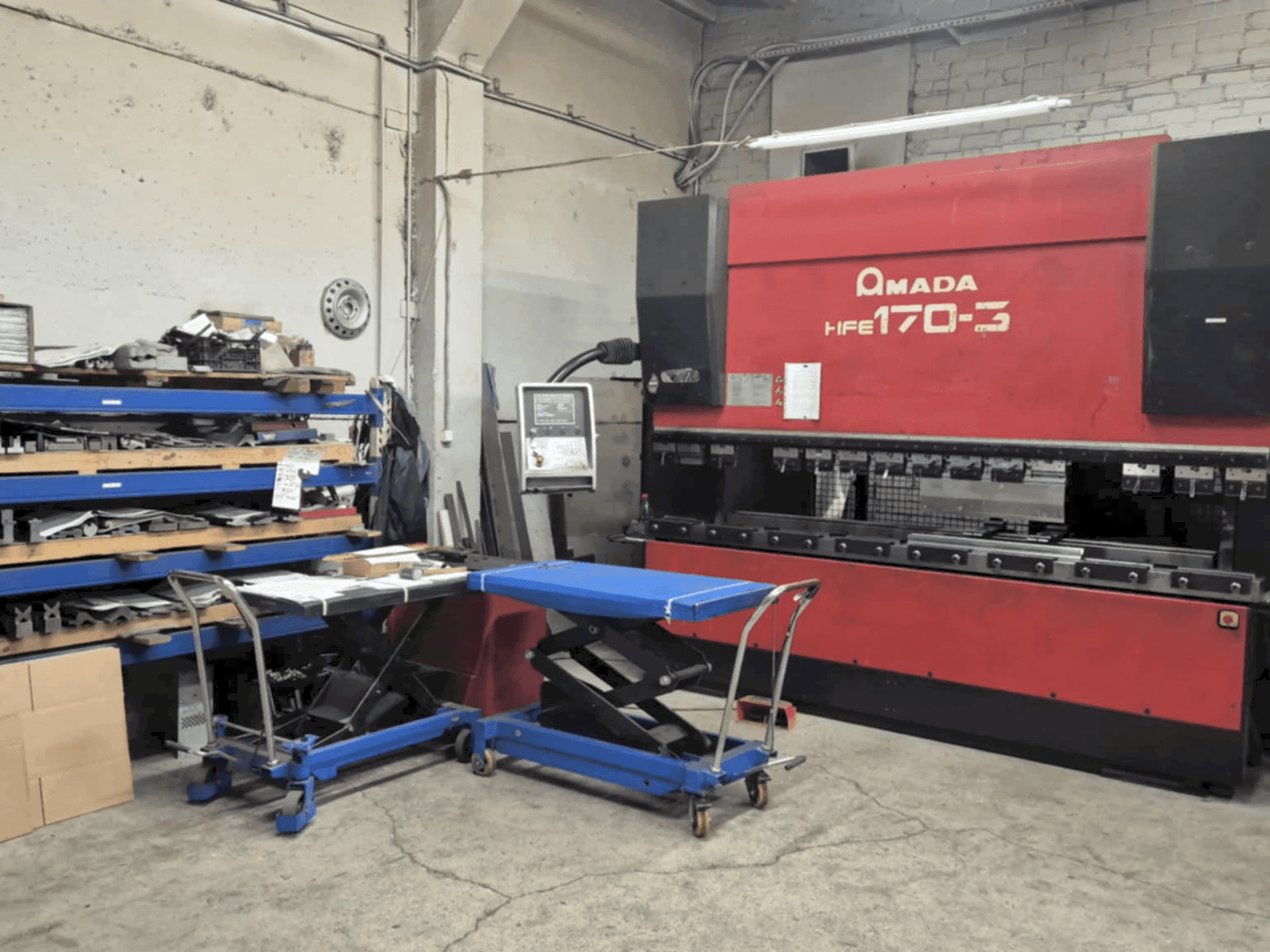 Vista frontale della macchina AMADA HFE 170-3