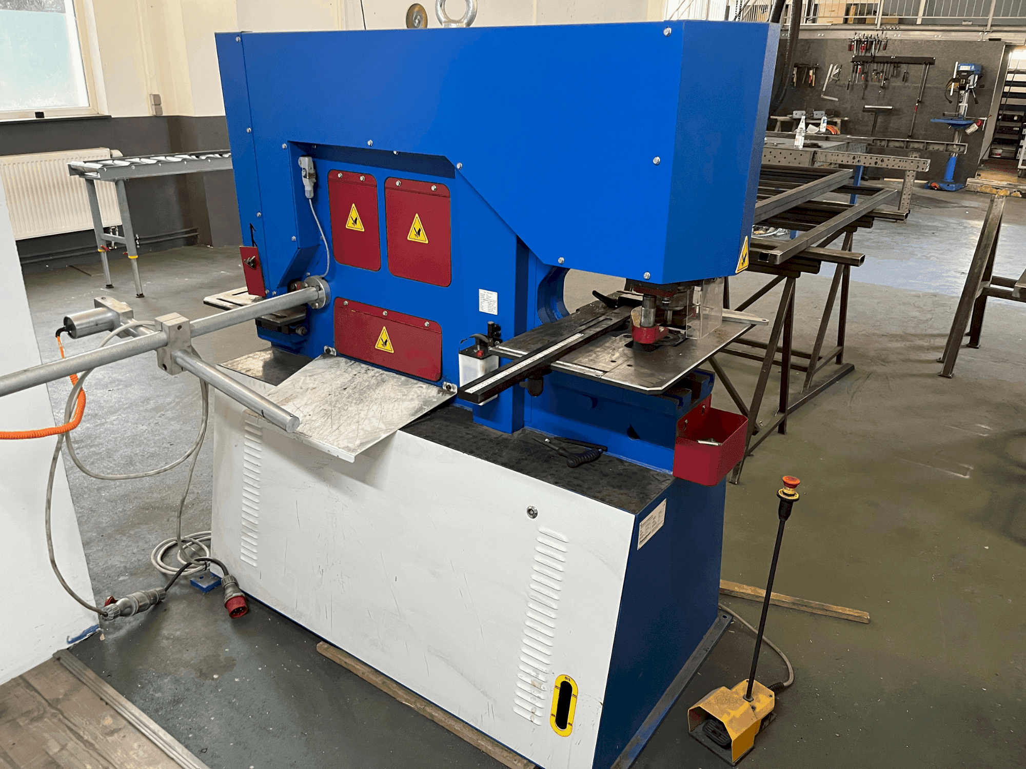 Vista frontale della macchina Metallkraft HPS 65 DS