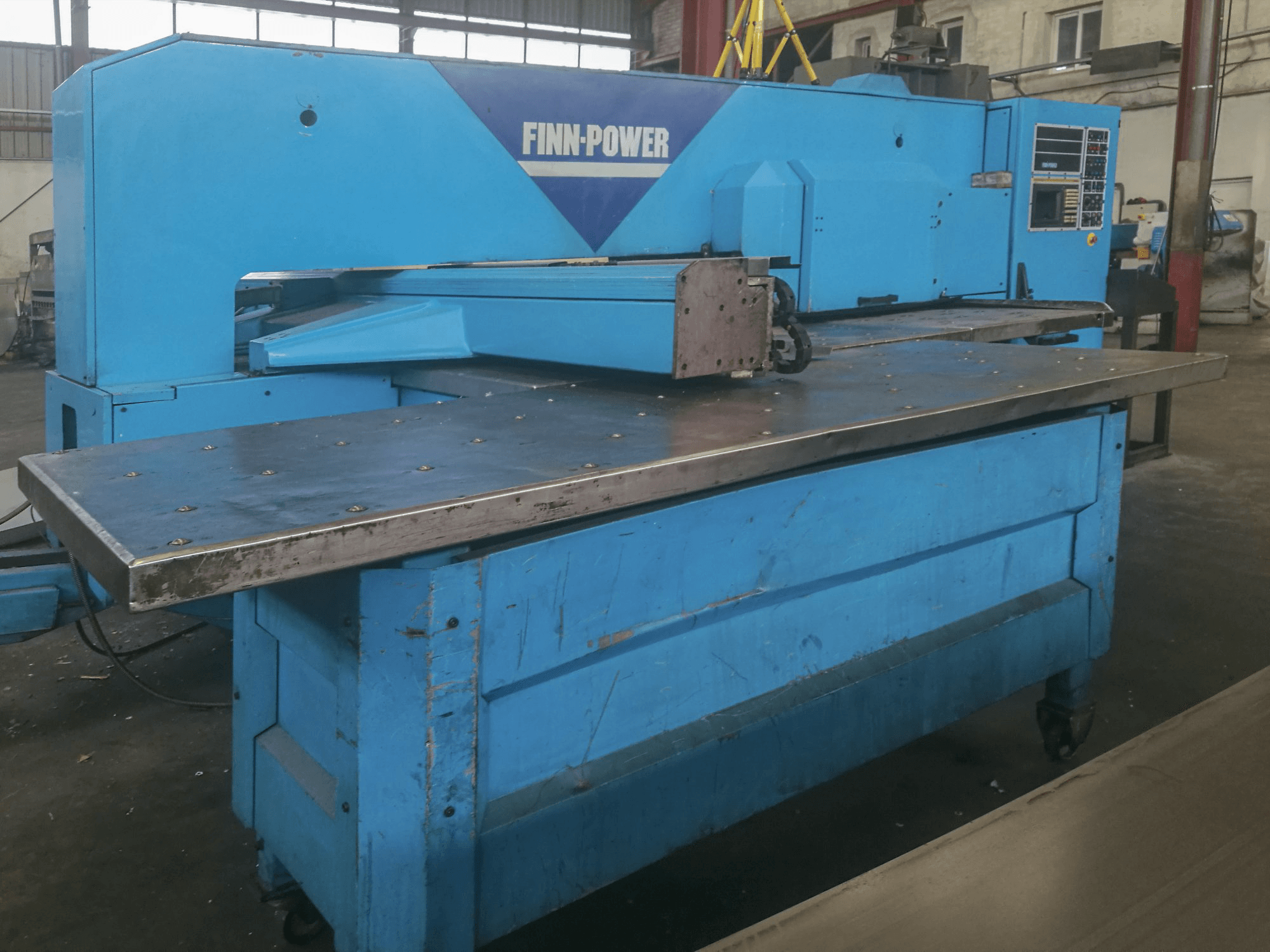 Vista lato sinistro della macchina Finn-Power TP 2020