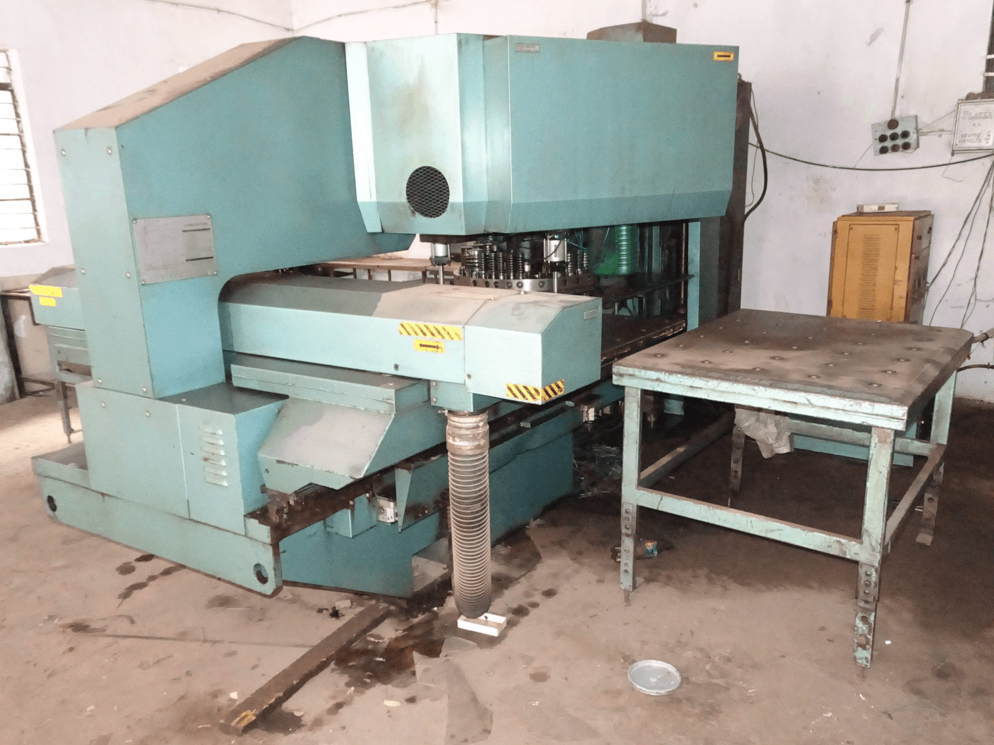 Vista lato destro della macchina AMADA PEGA 244