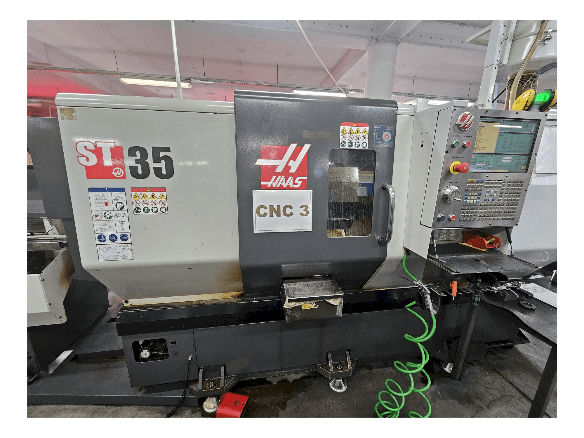 Vista frontale della macchina HAAS ST-35