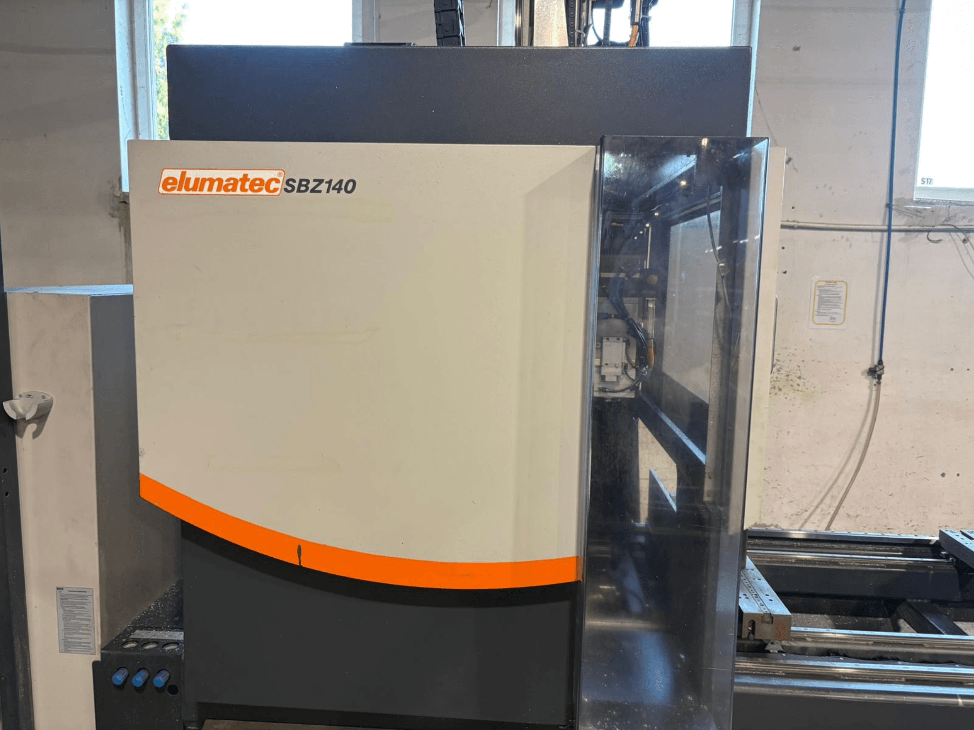 Centro di lavoro verticale Elumatec SBZ-140, vista frontale, che mostra il suo design elegante e i dettagli del pannello di controllo.