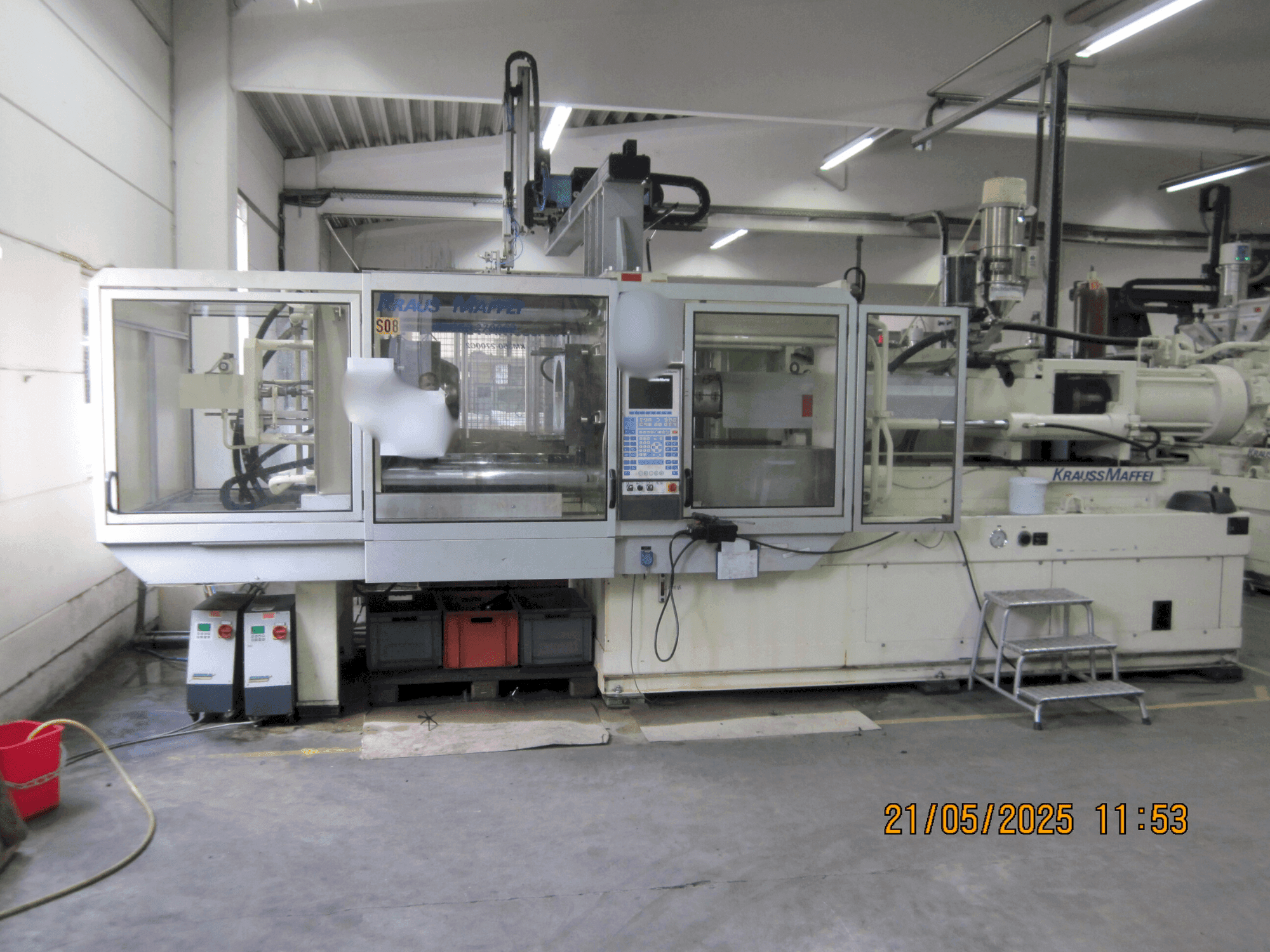 Vista frontale della macchina Krauss Maffei 350-2700 C2