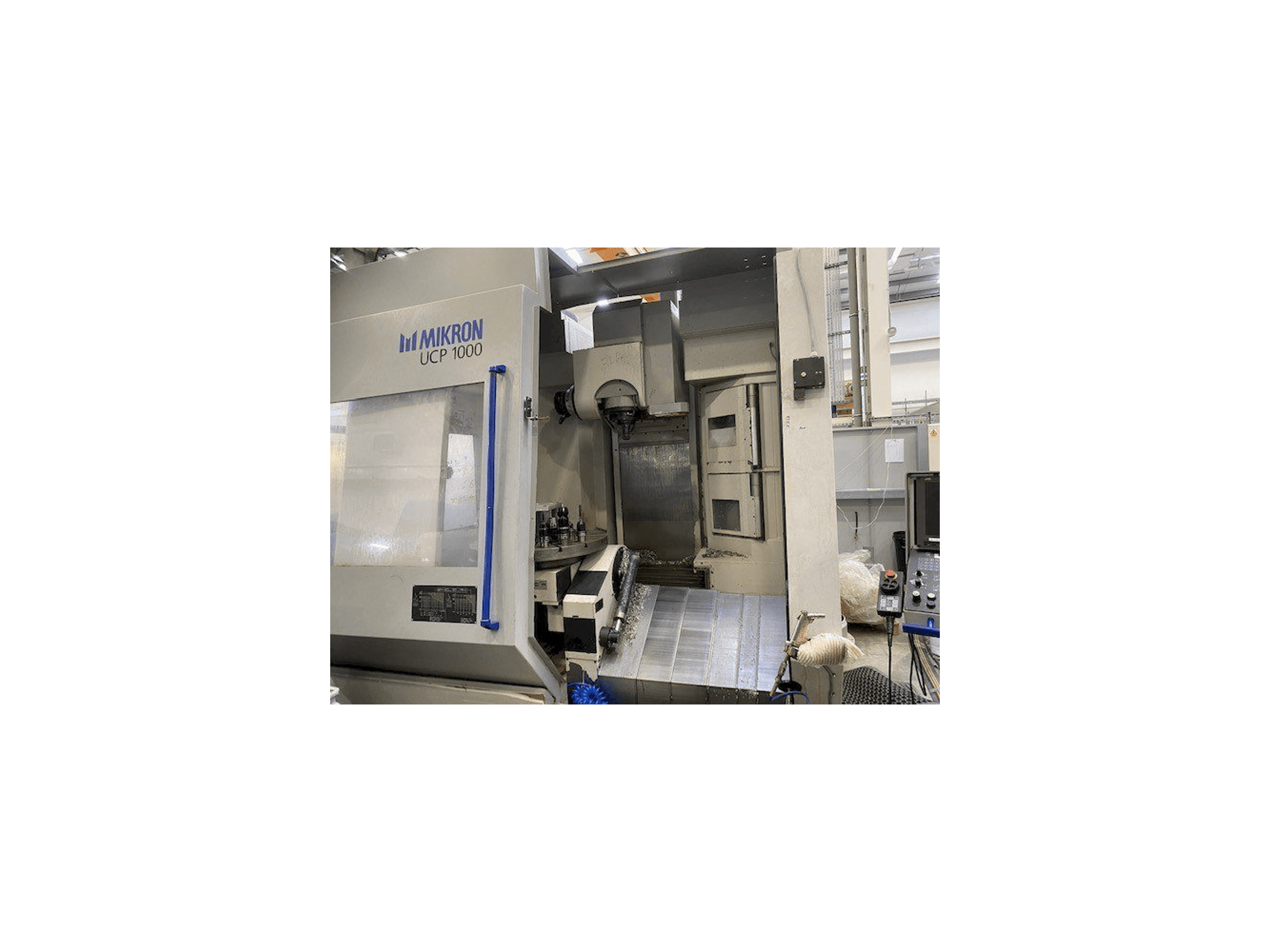 Vista frontale della macchina MIKRON UCP 1000