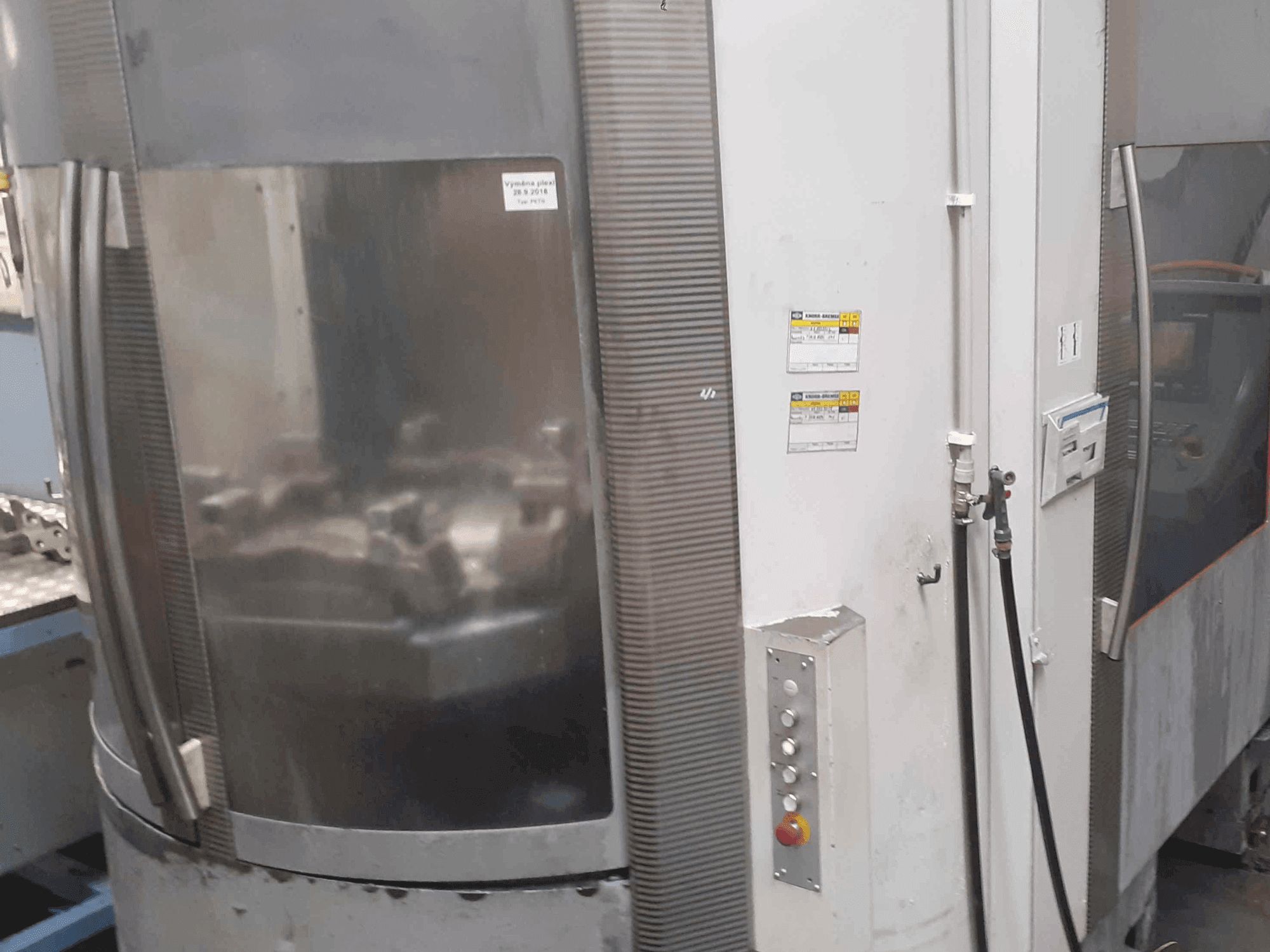 Vista frontale della macchina DECKEL MAHO DMC 80 H