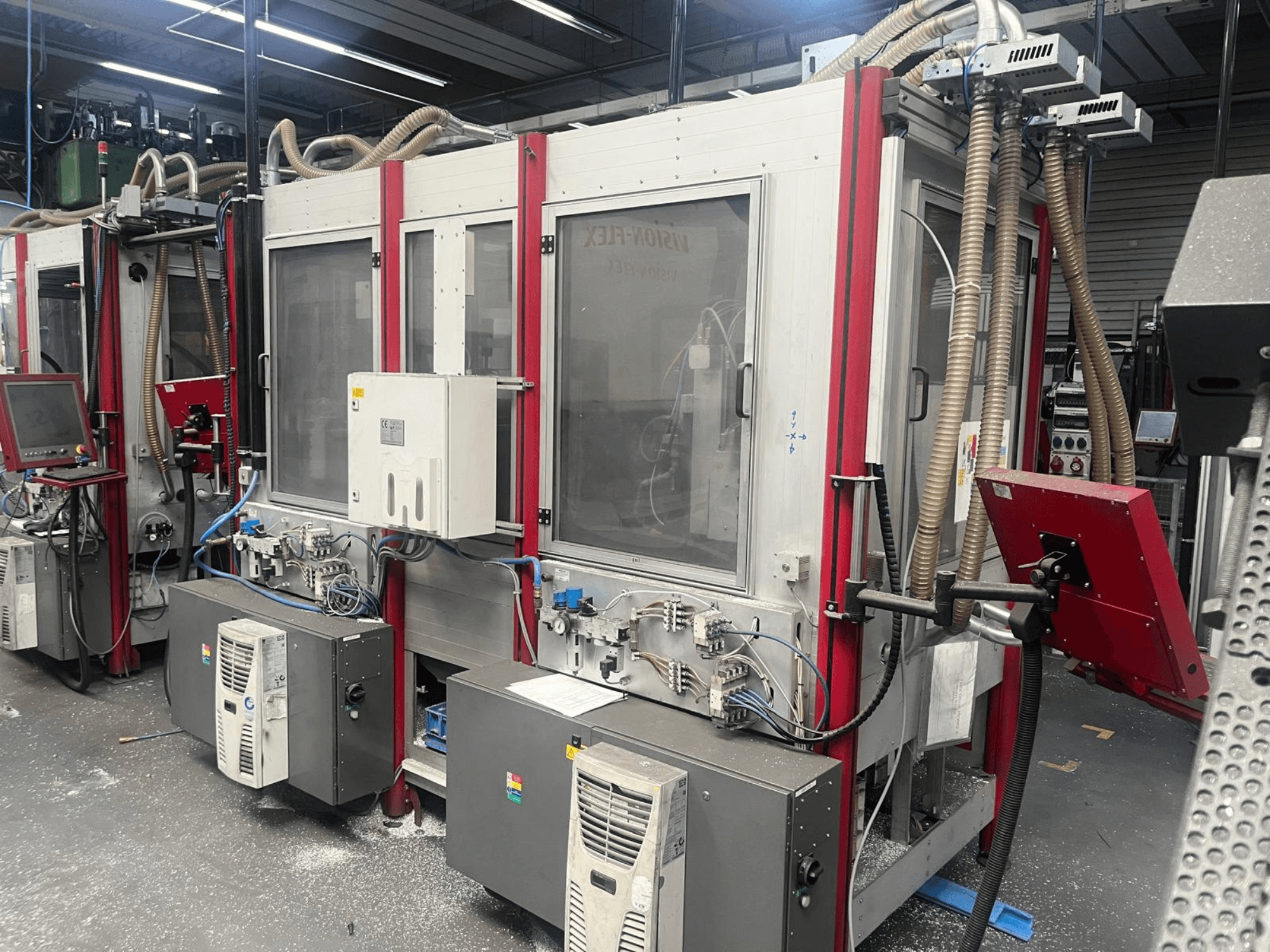 Fresatrice a portale ISEL FlatCom M30 DoppelFlat 75-35, vista frontale, con pannello di controllo e tubi collegati.