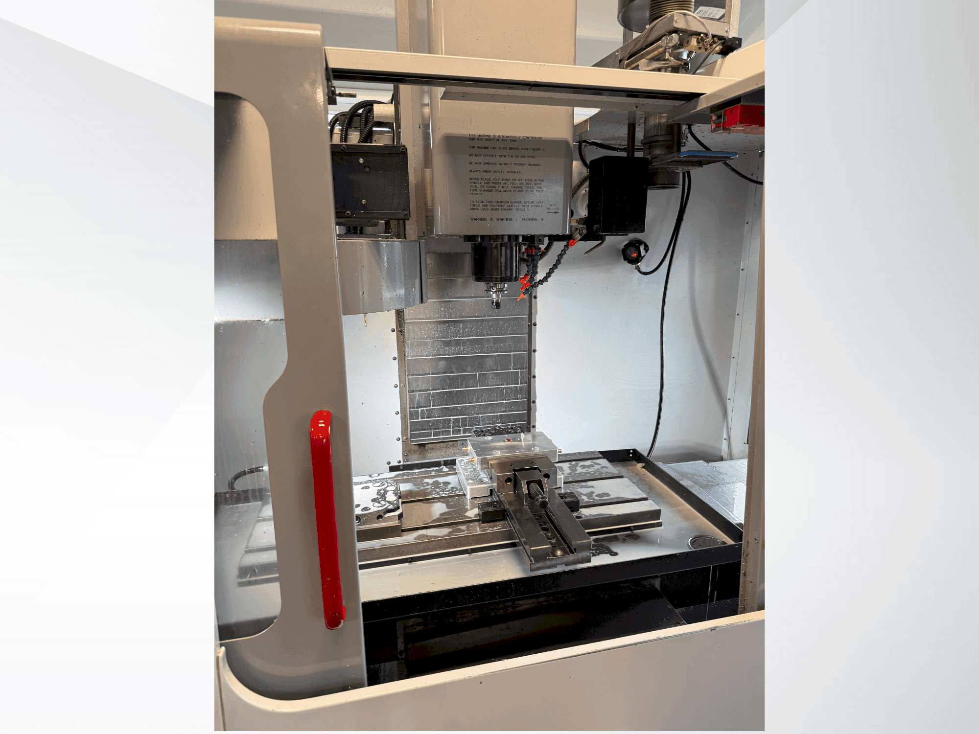 Vista frontale della macchina HAAS VF-2DHE