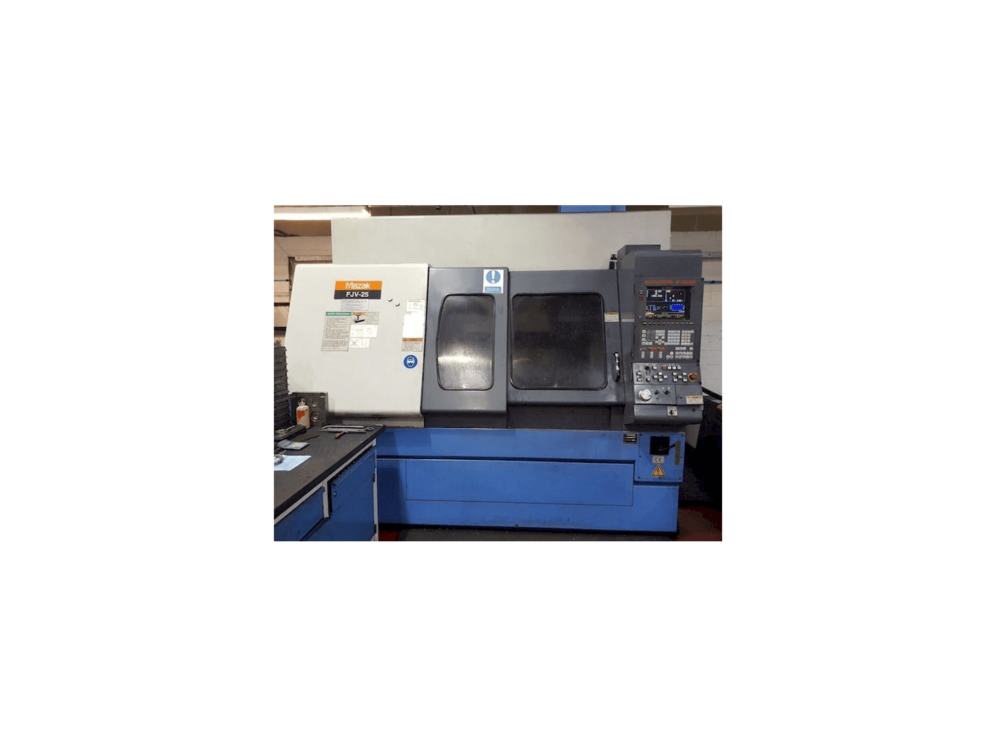 Vista frontale della macchina Mazak FJV-25