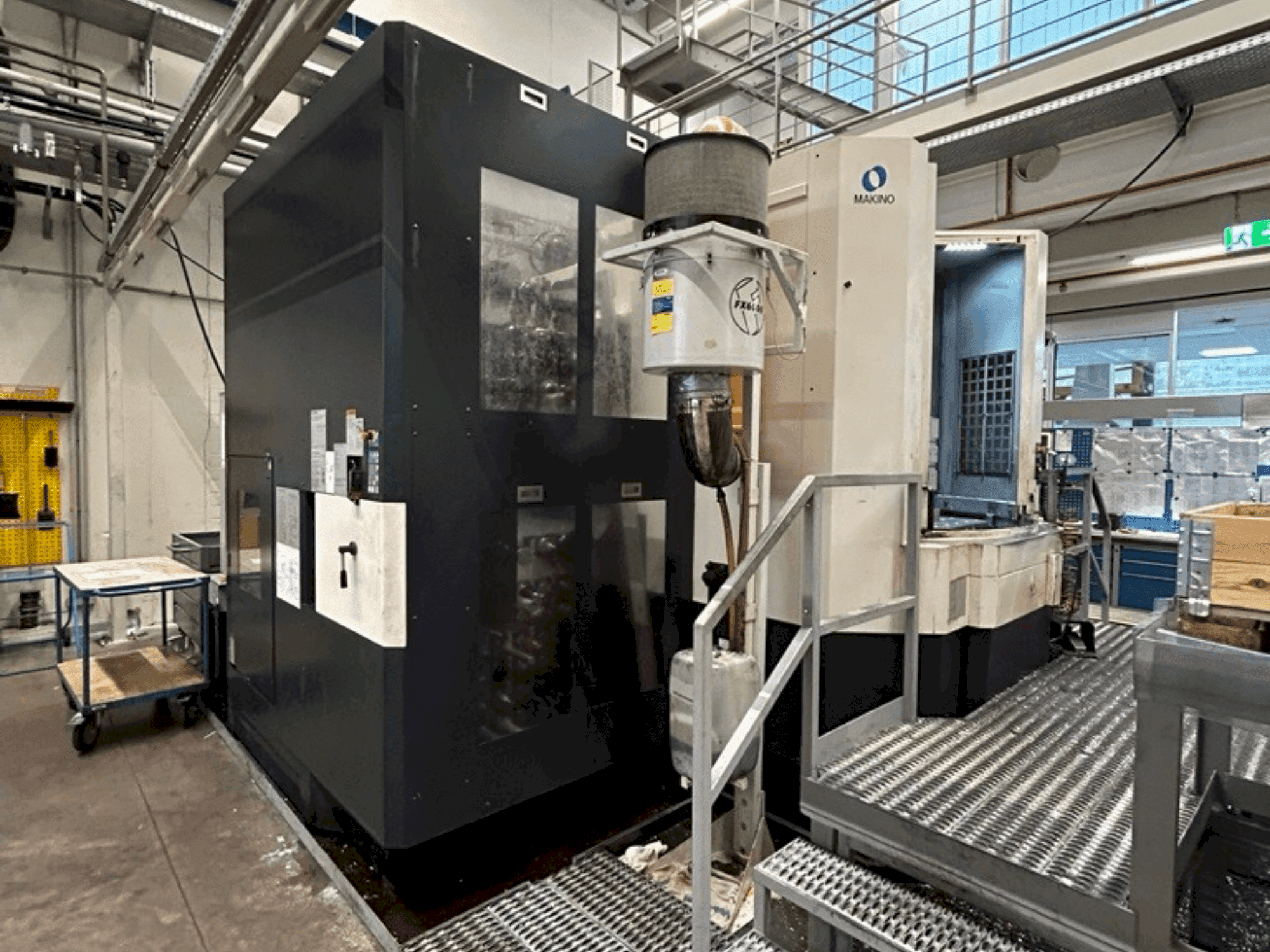 Vista frontale della macchina Makino a81