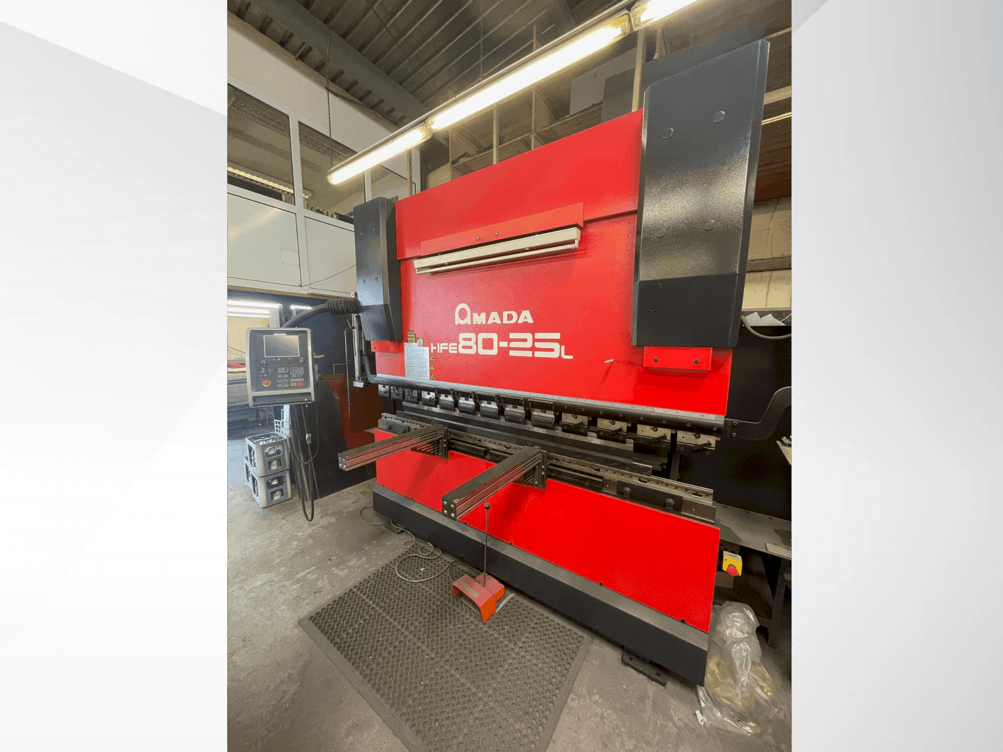 Vista frontale della macchina AMADA HFE 80-25 L