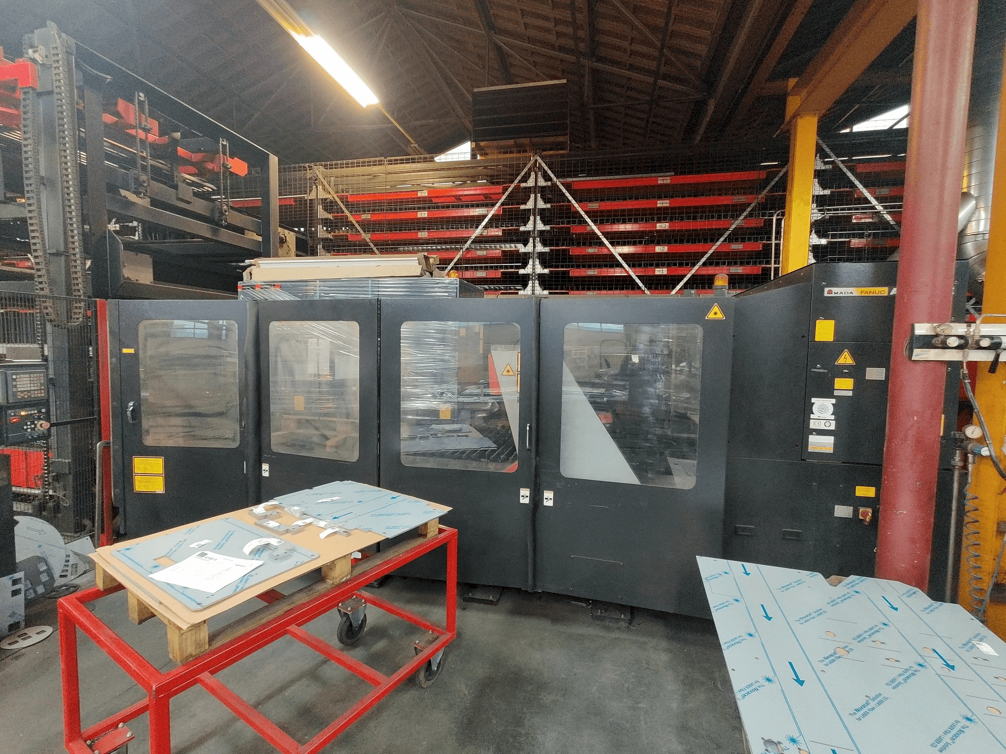 Vista frontale della macchina AMADA FO 3015