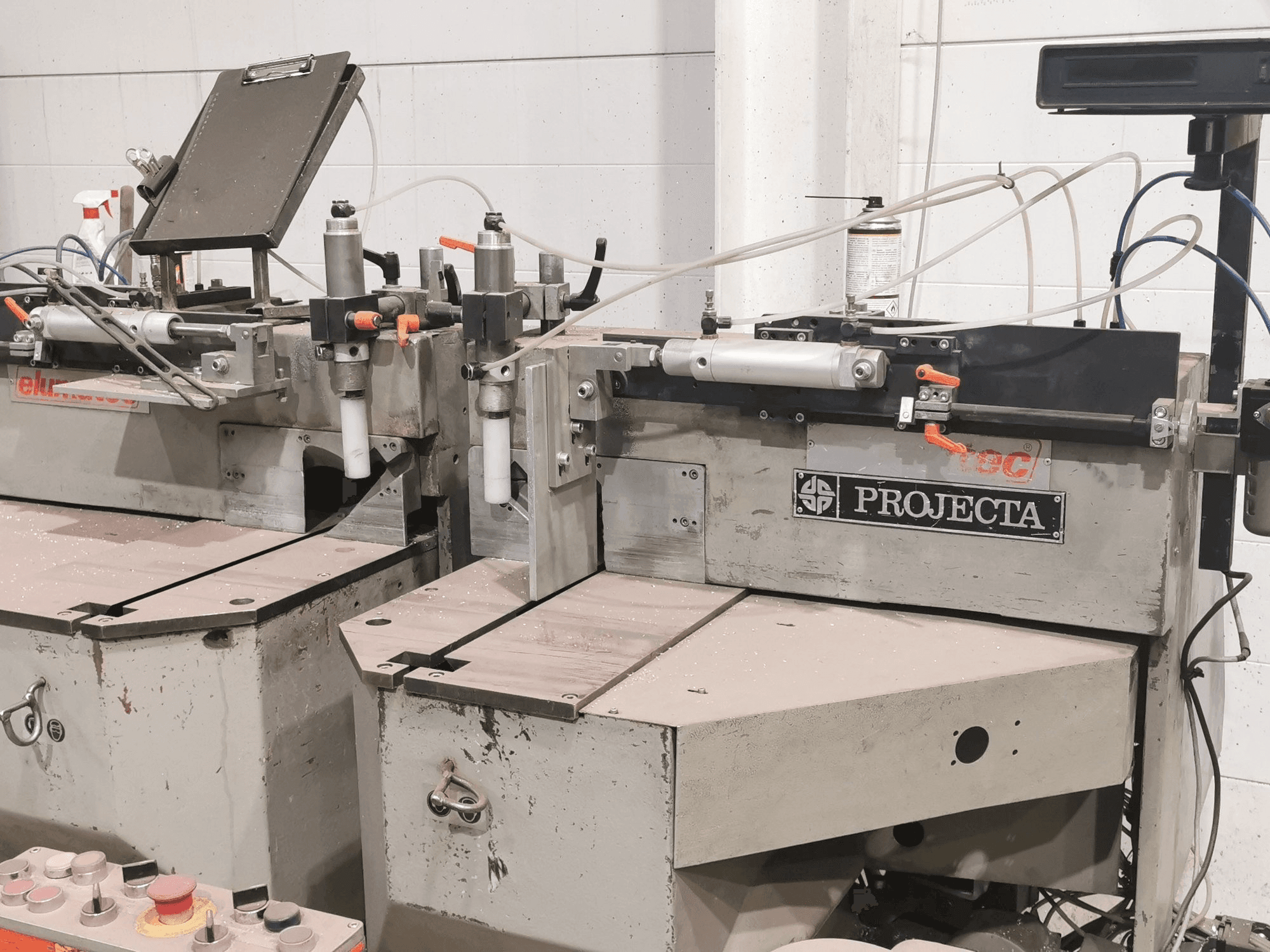 Vista frontale della macchina Elumatec DG 104