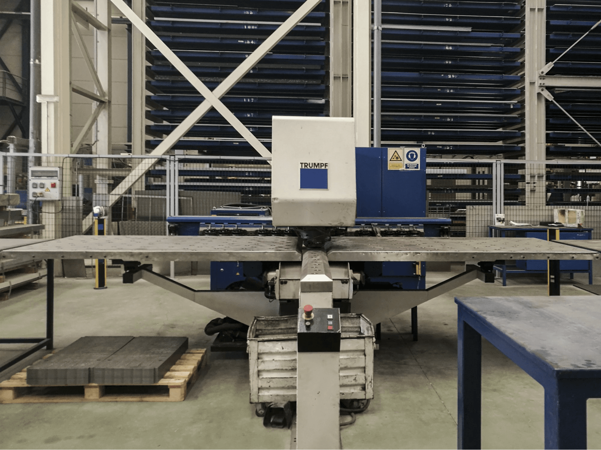 Vista frontale della macchina Trumpf Trumatic 200