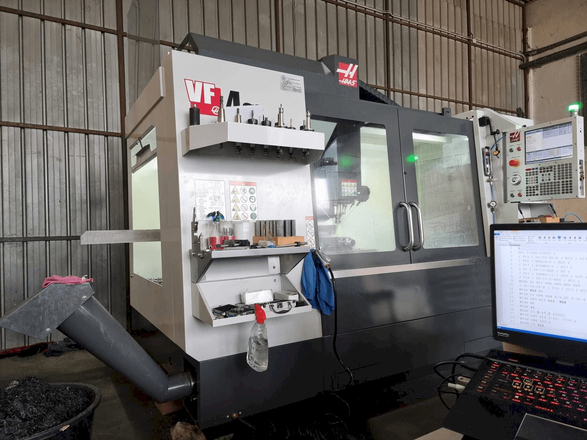 Vista frontale della macchina HAAS VF4SS