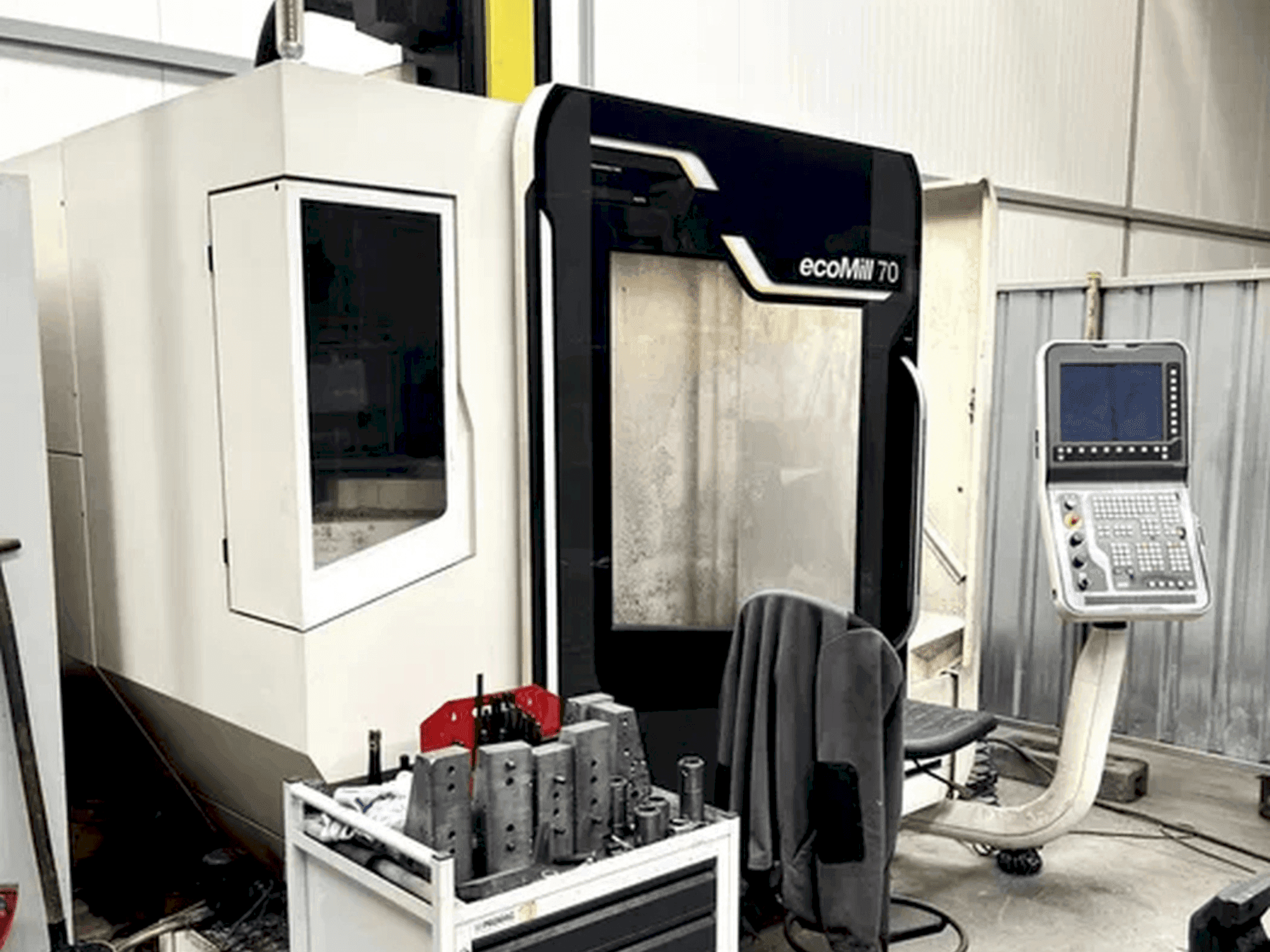 Vista frontale della macchina DMG MORI ecoMill 70
