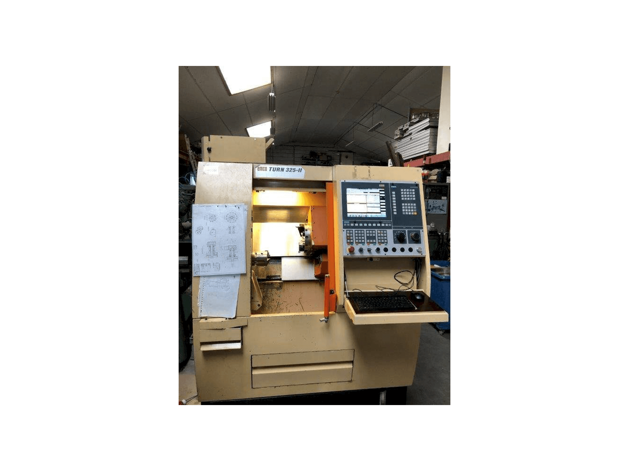 Vista frontale della macchina EMCO TURN 325-II