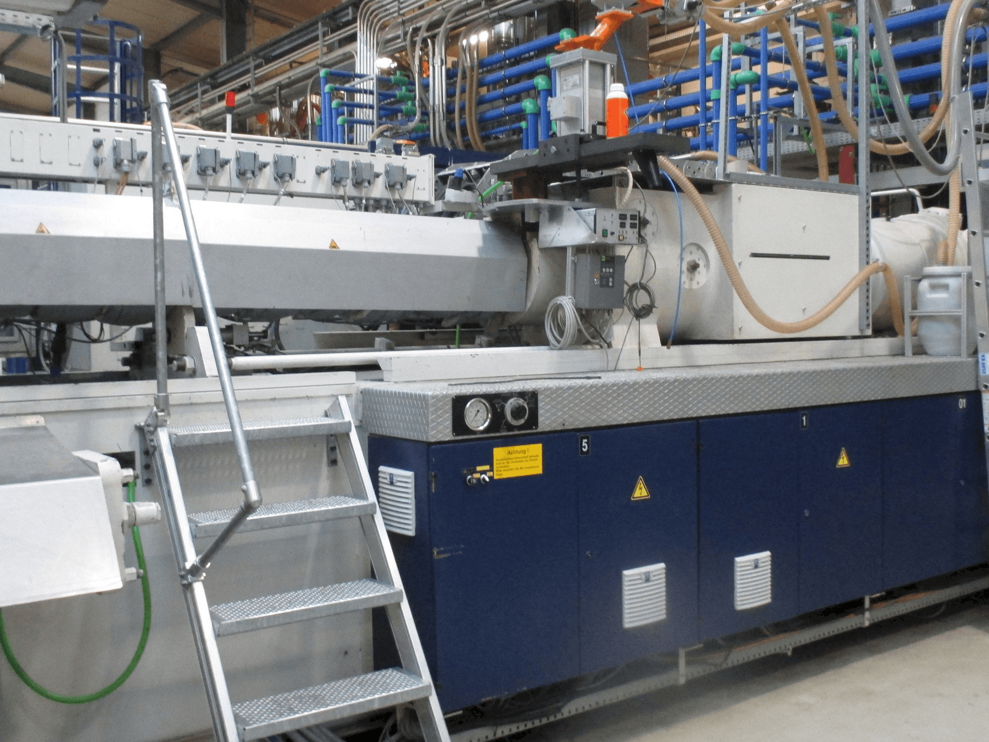 Vista frontale della macchina Krauss Maffei 1300/14700 MC