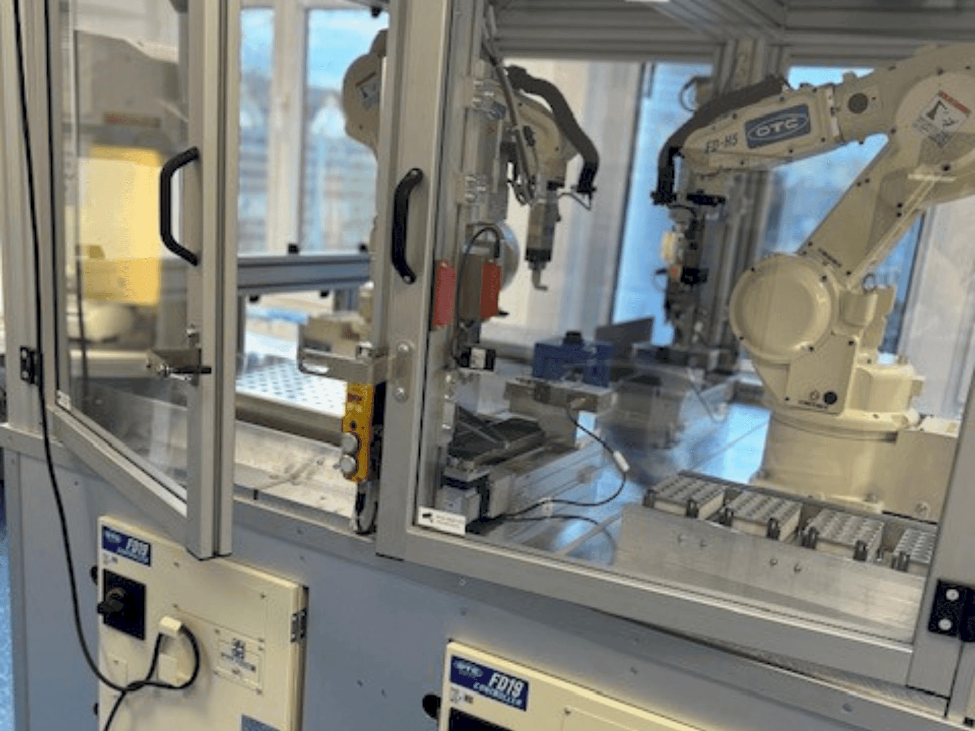 Vista frontale della macchina OTC Daihen NH52-NEFC