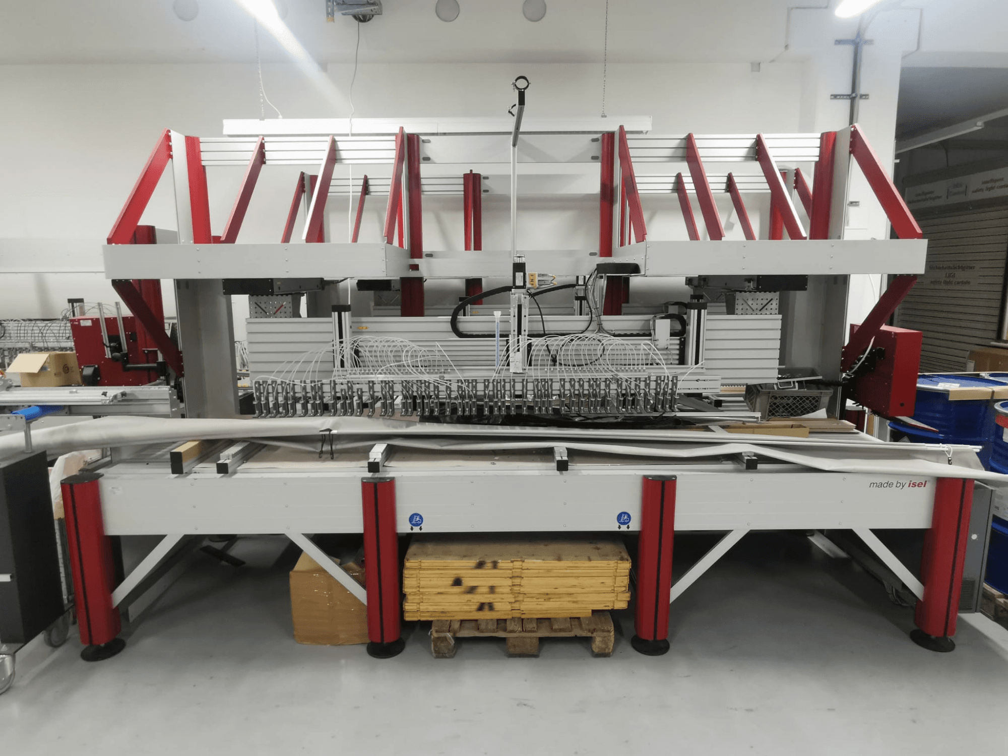 Fresatrice a portale ISEL ATN Vergusssystem 3, vista frontale con telaio rosso e bianco, area di lavoro visibile e accessori per utensili.