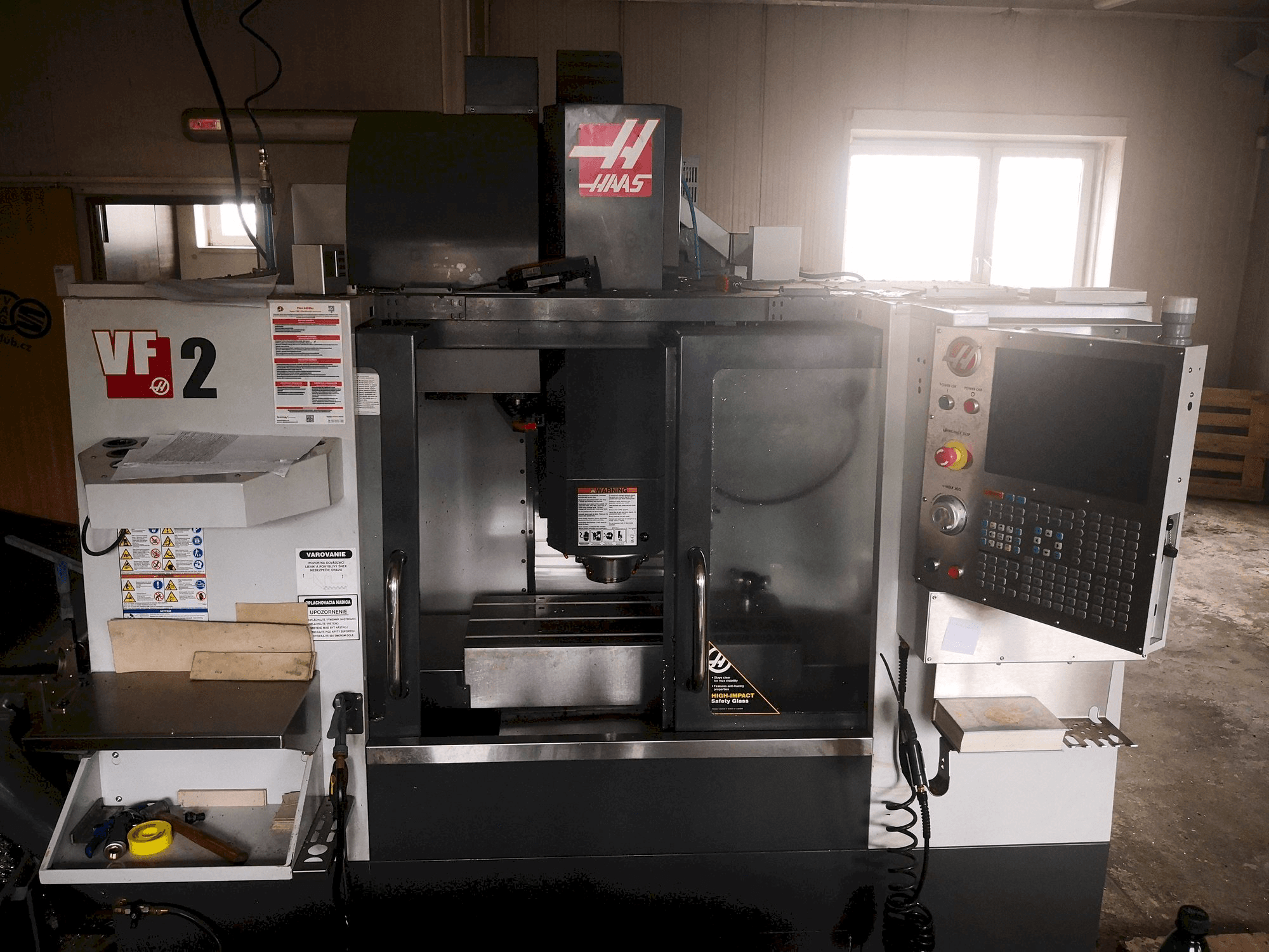 Vista frontale della macchina HAAS VF-2