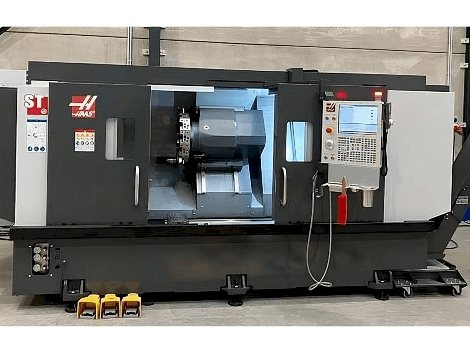 Vista frontale della macchina HAAS ST-35L