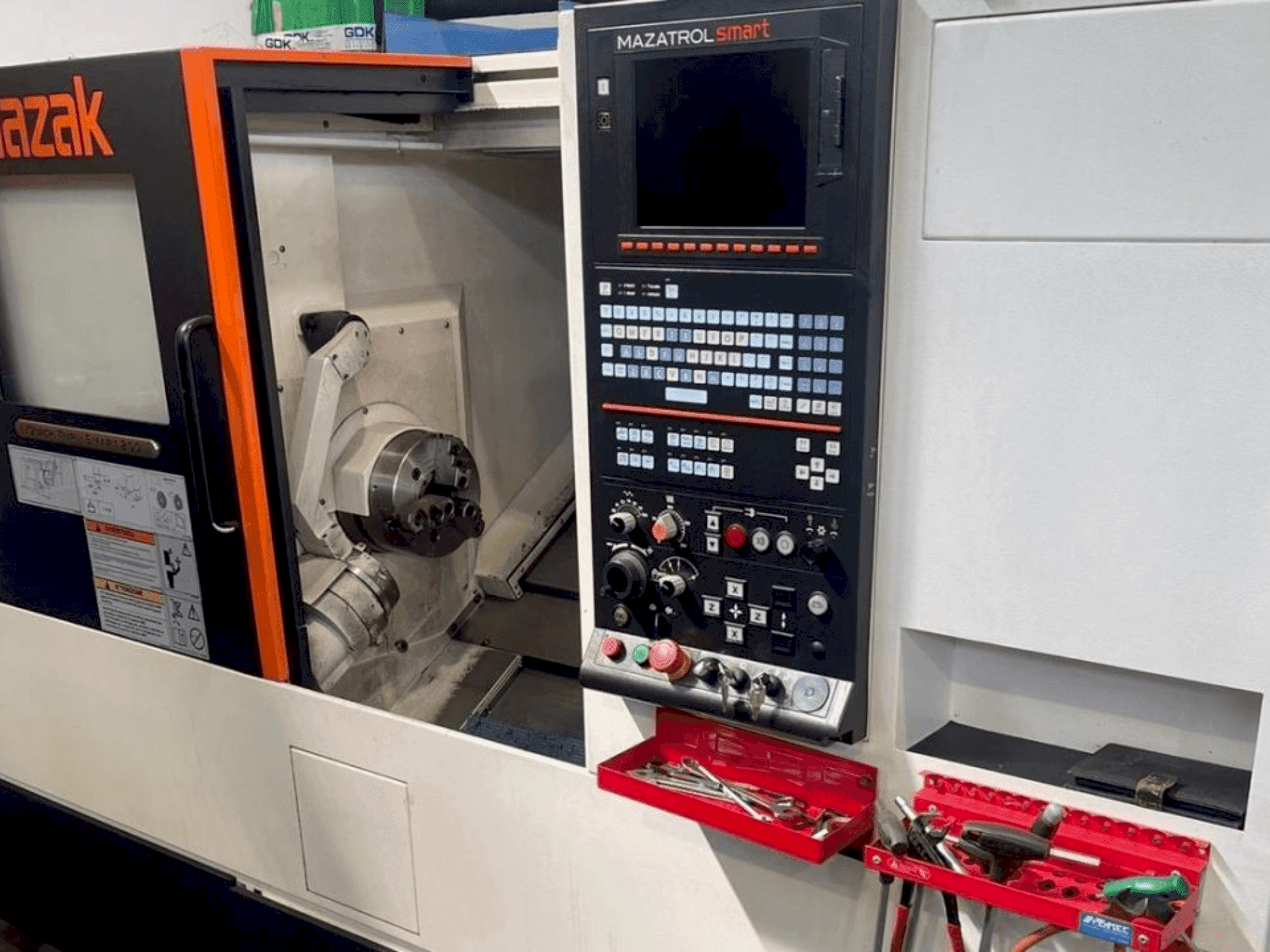 Vista frontale della macchina Mazak QT SMART 200