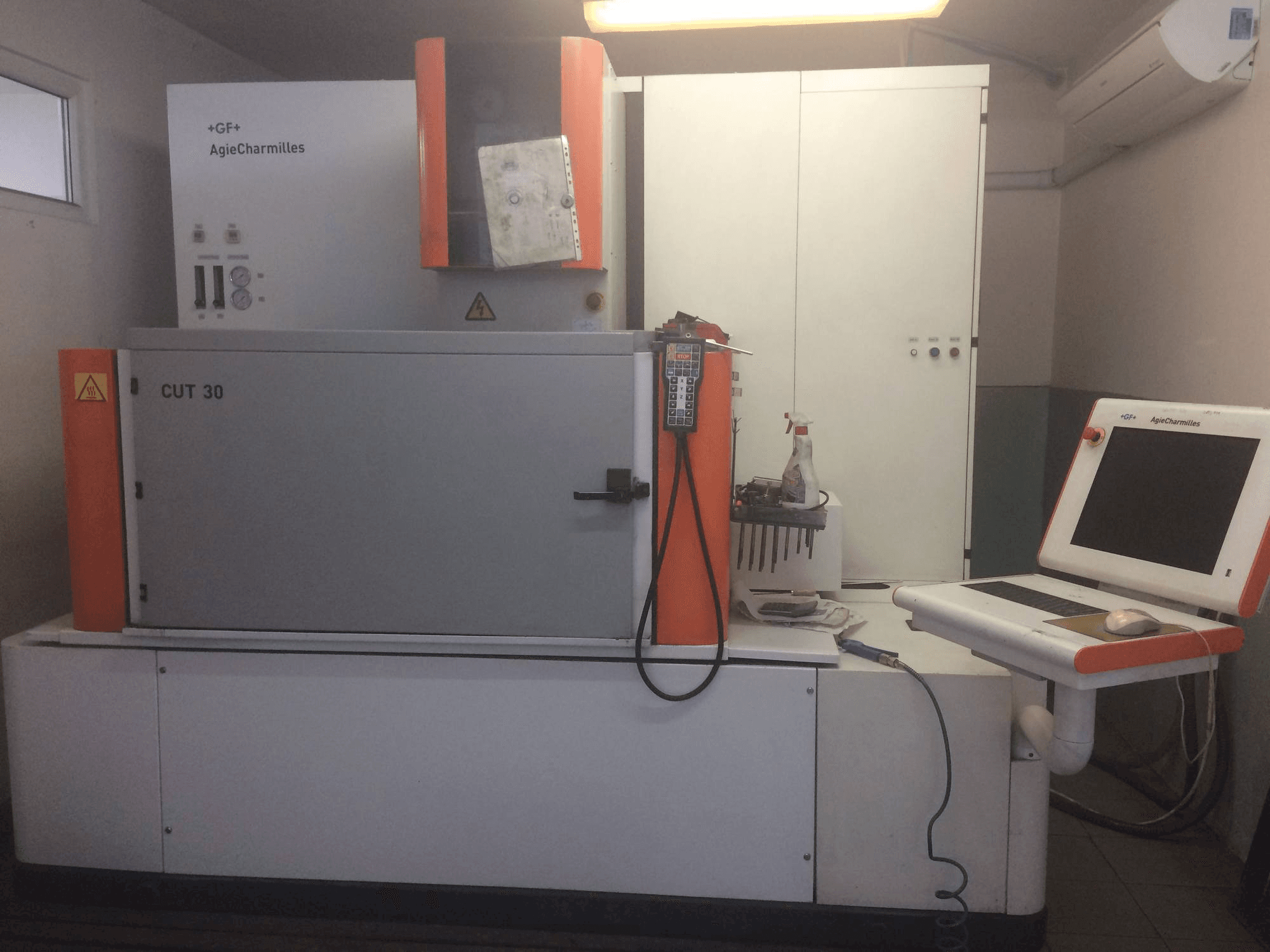 Vista frontale della macchina AgieCharmilles CUT 30P