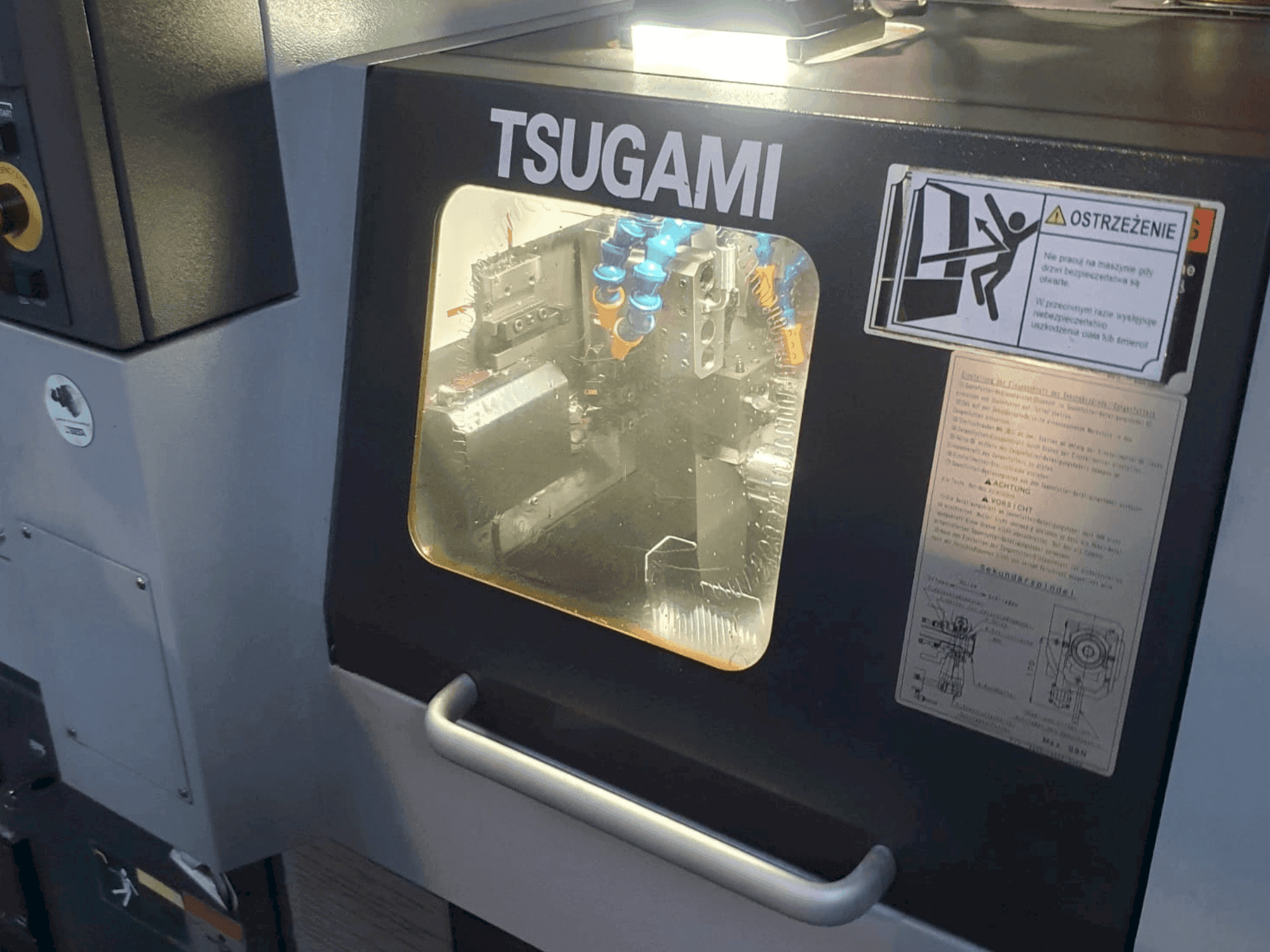 Vista frontale della macchina TSUGAMI BO-205E