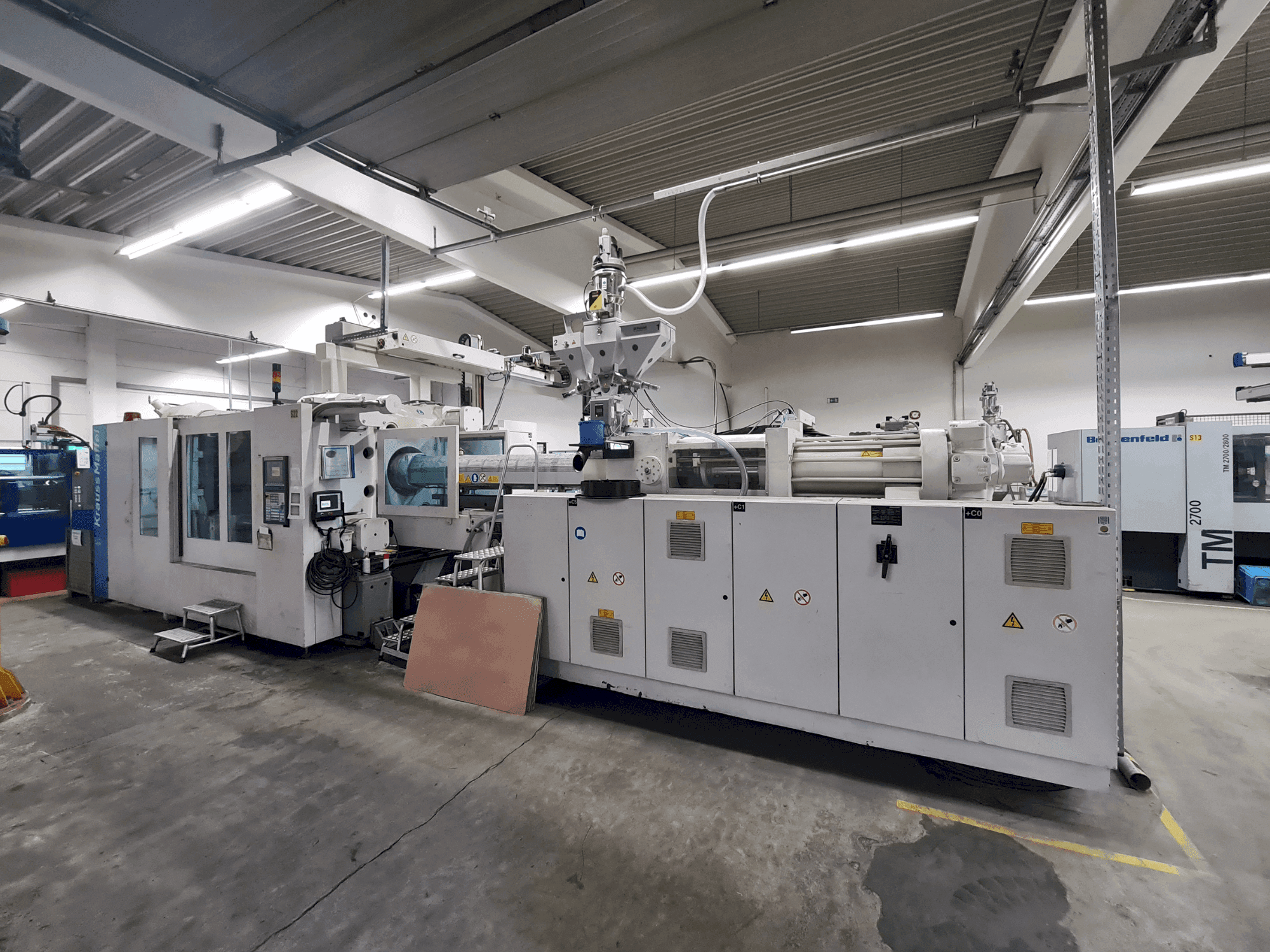 Vista frontale della macchina Krauss Maffei 800-6100 MX