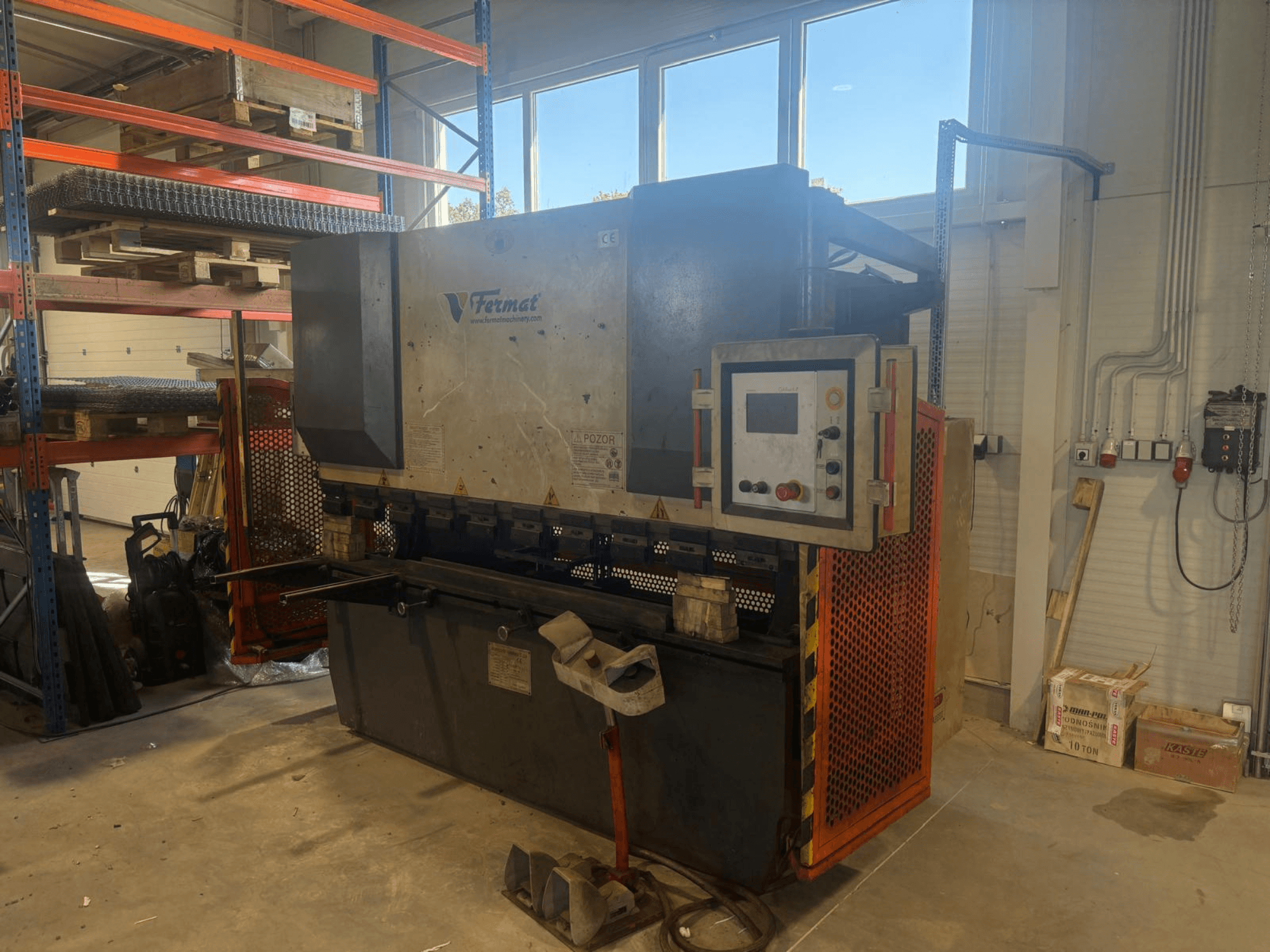 Piegatrice CNC FERMAT CTOF 80/2500 vista di lato, con pannello di controllo e utensili per la piegatura dei metalli.
