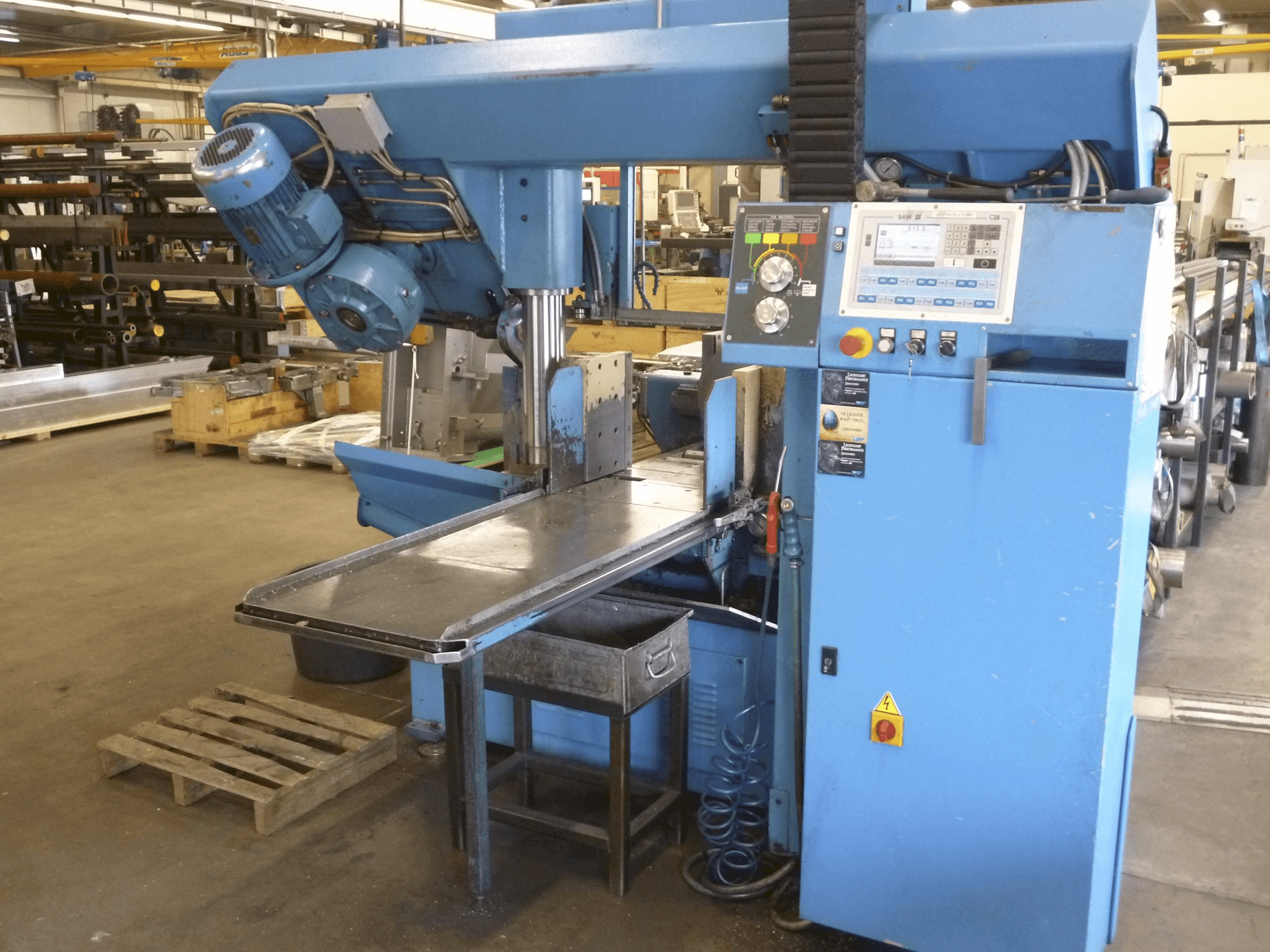 Vista frontale della macchina DoALL 450