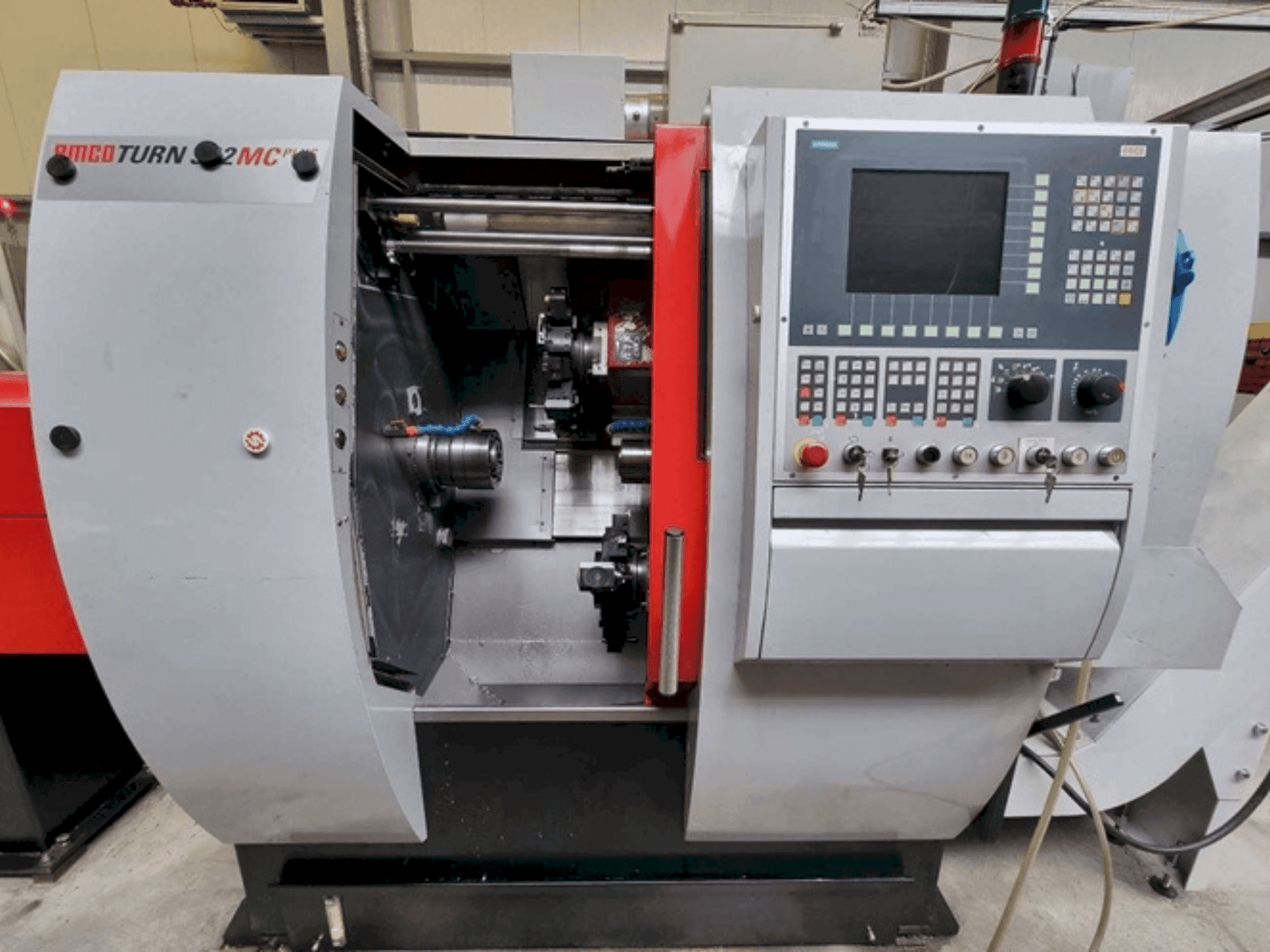 Vista frontale della macchina EMCO TURN 332 MCPlus