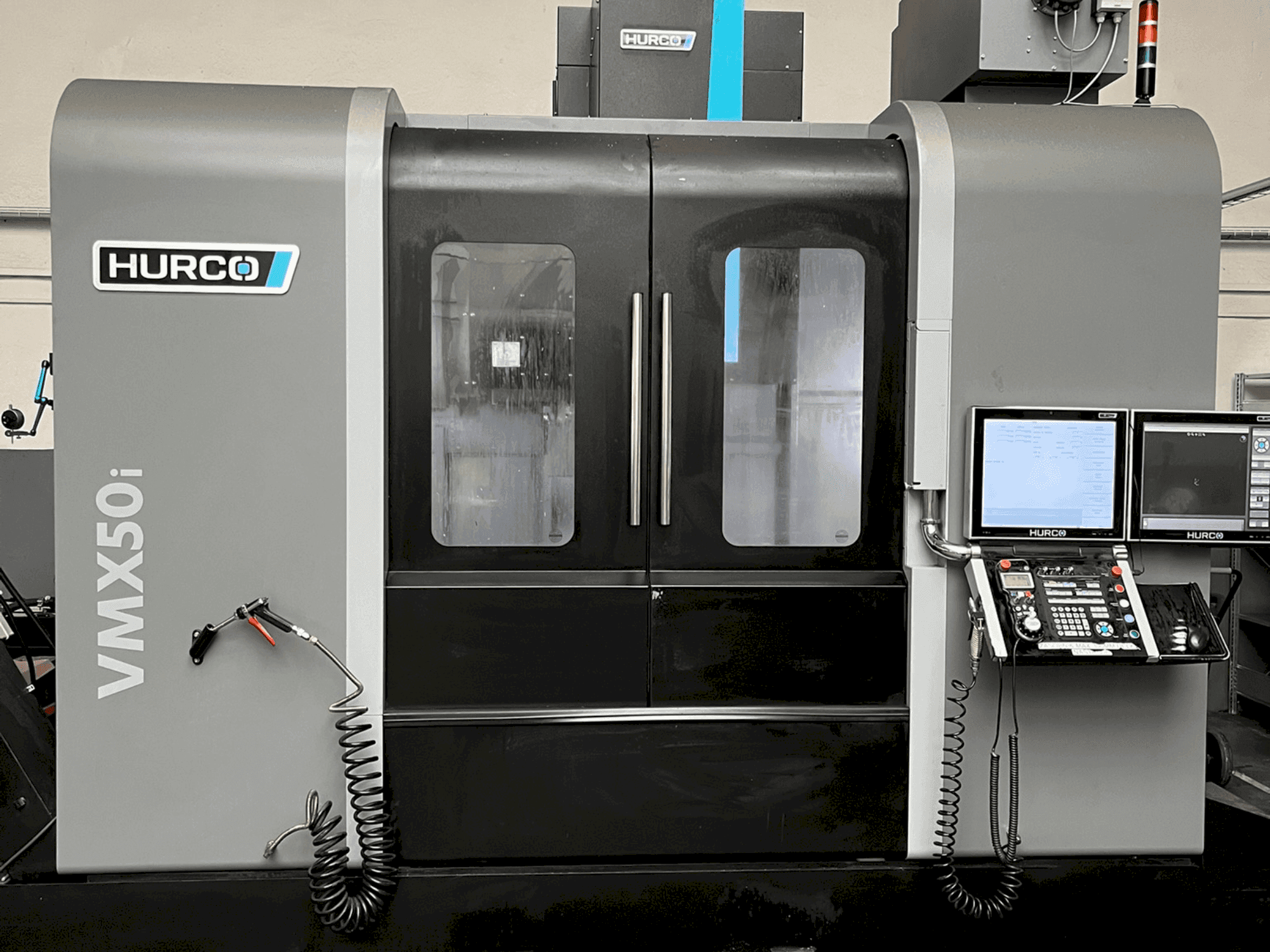 Vista frontale della macchina Hurco VMX50i