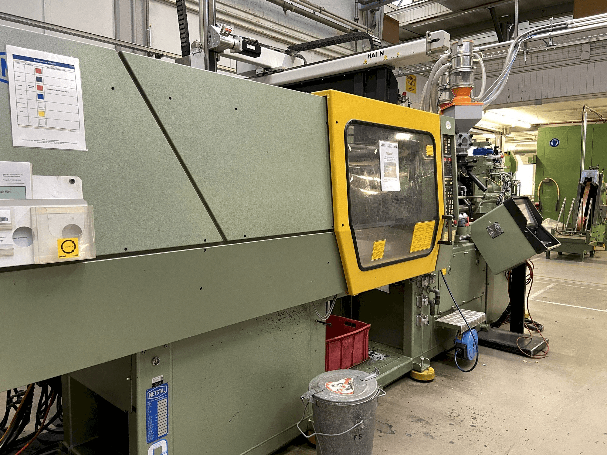 Vista frontale della macchina Netstal Synergy 1500K/460