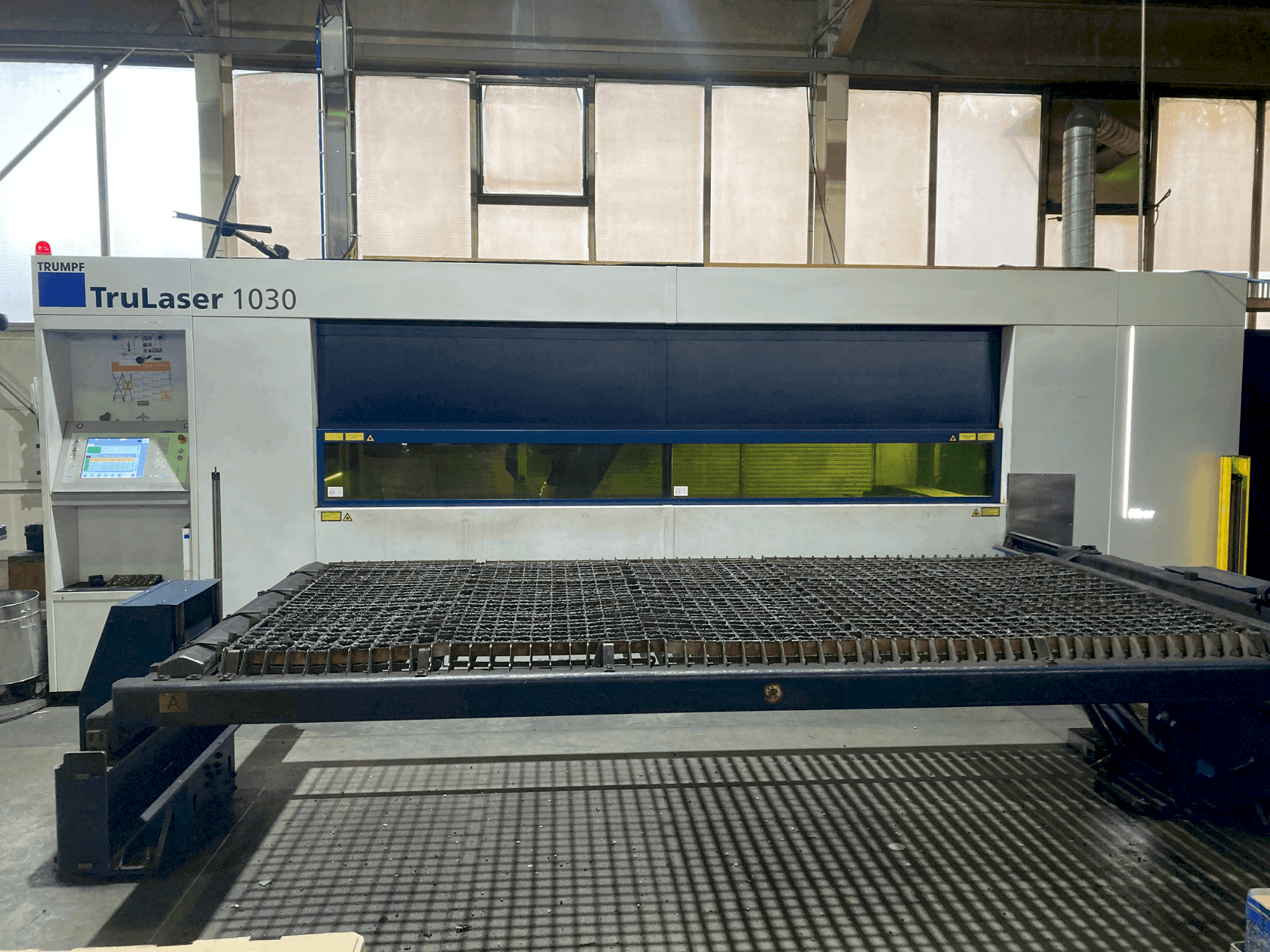 Vista frontale della macchina TRUMPF TruLaser 1030