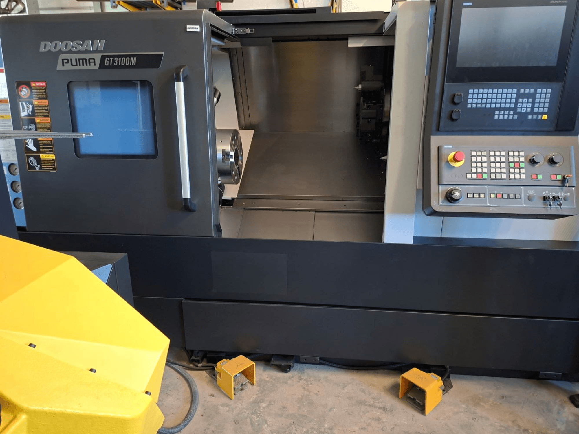 Tornio orizzontale DOOSAN Puma GT 3100 M in vista frontale, con pannello di controllo, torretta aperta e spazio di lavoro interno.