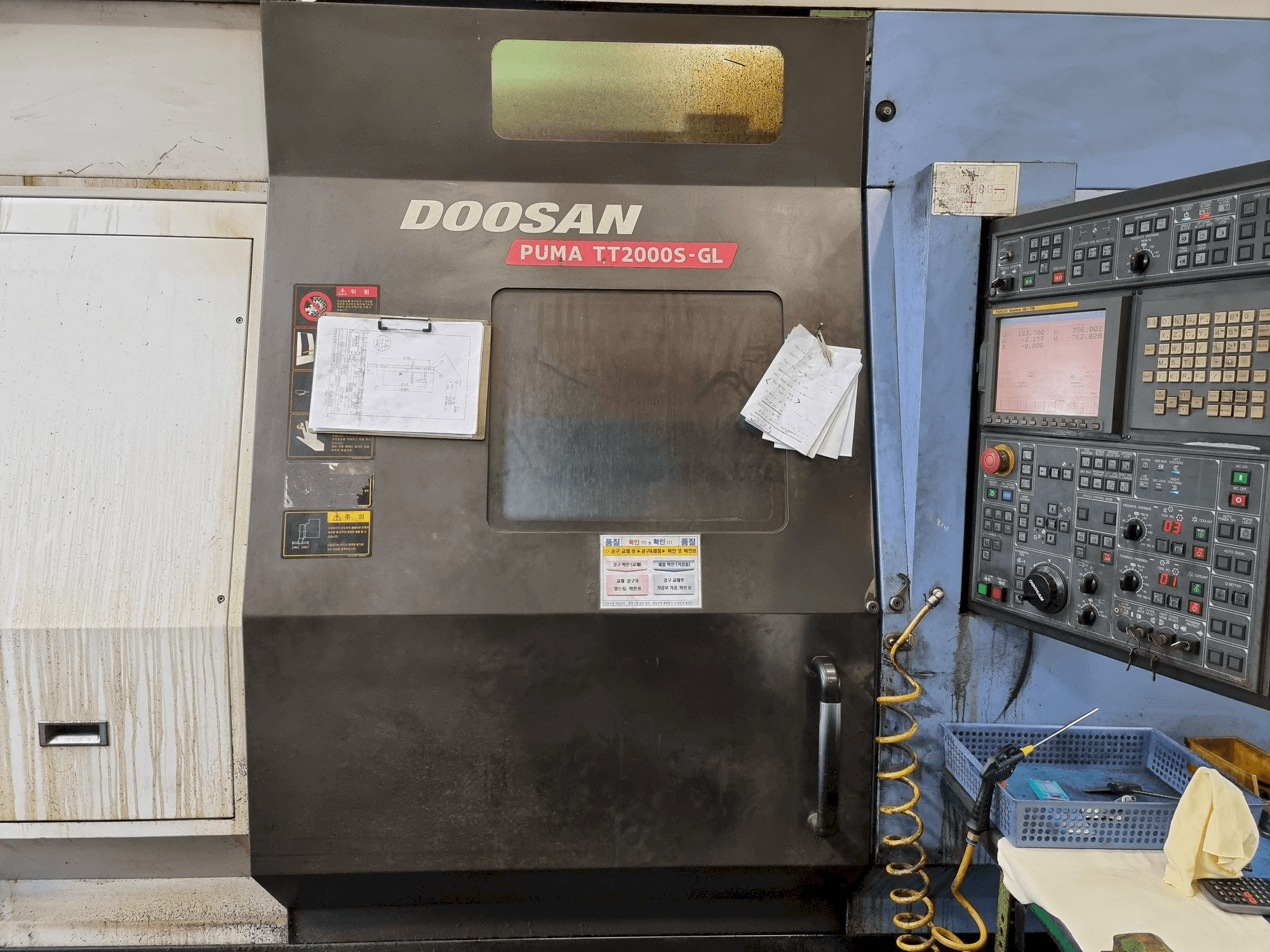 Vista frontale della macchina Doosan PUMA TT2000S-GL