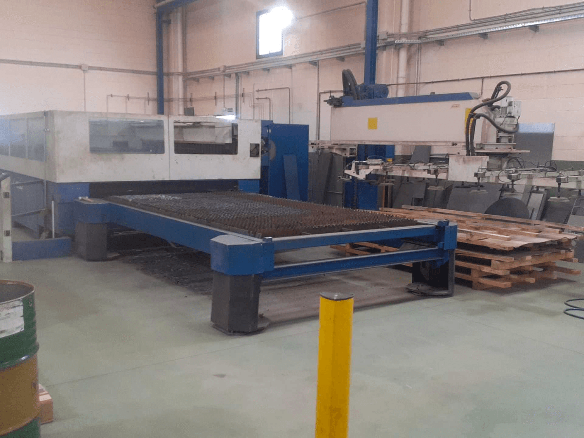 Vista frontale della macchina Trumpf Trumatic L4030