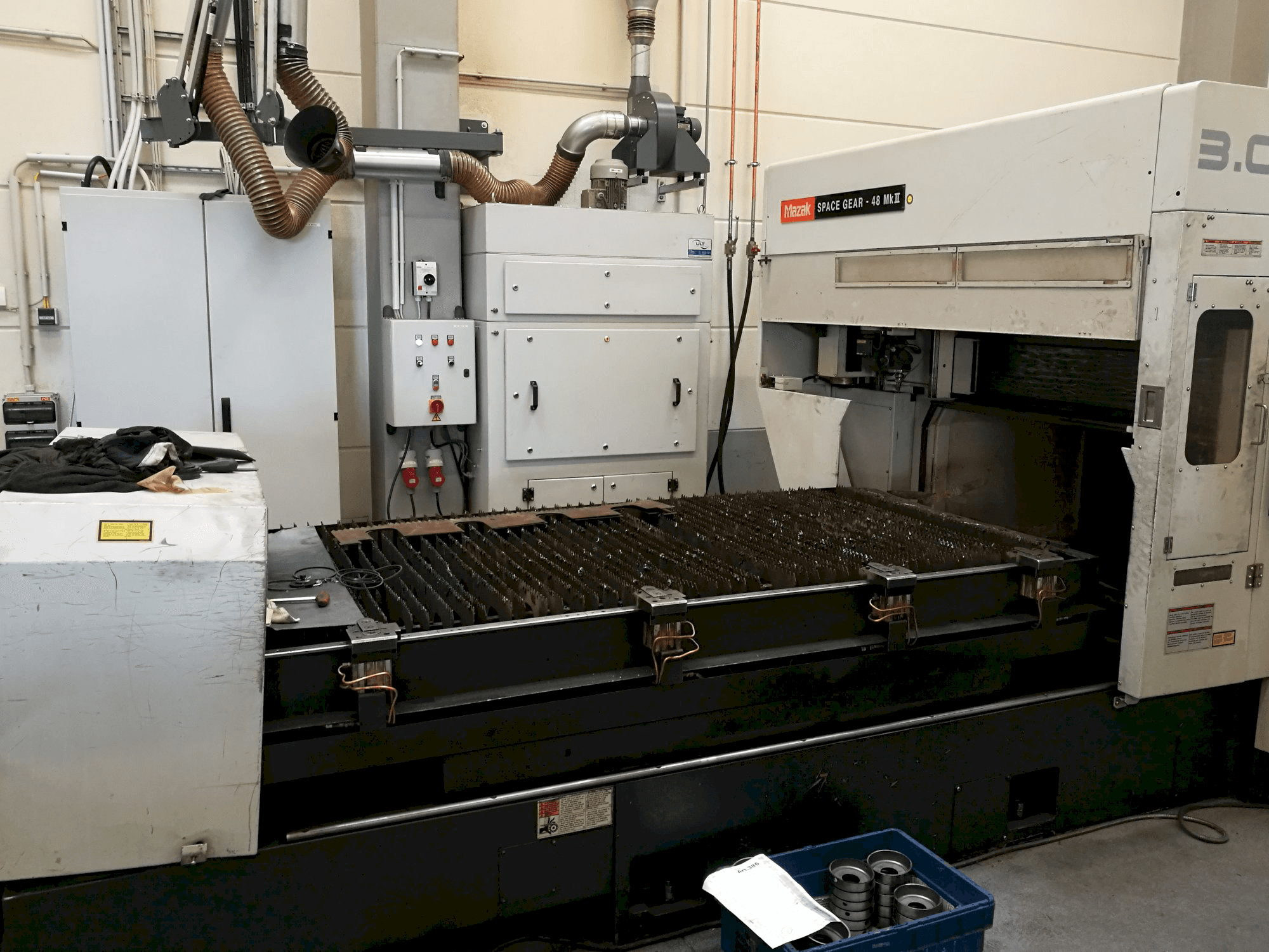 Vista frontale della macchina Mazak Space Gear-48 MK II