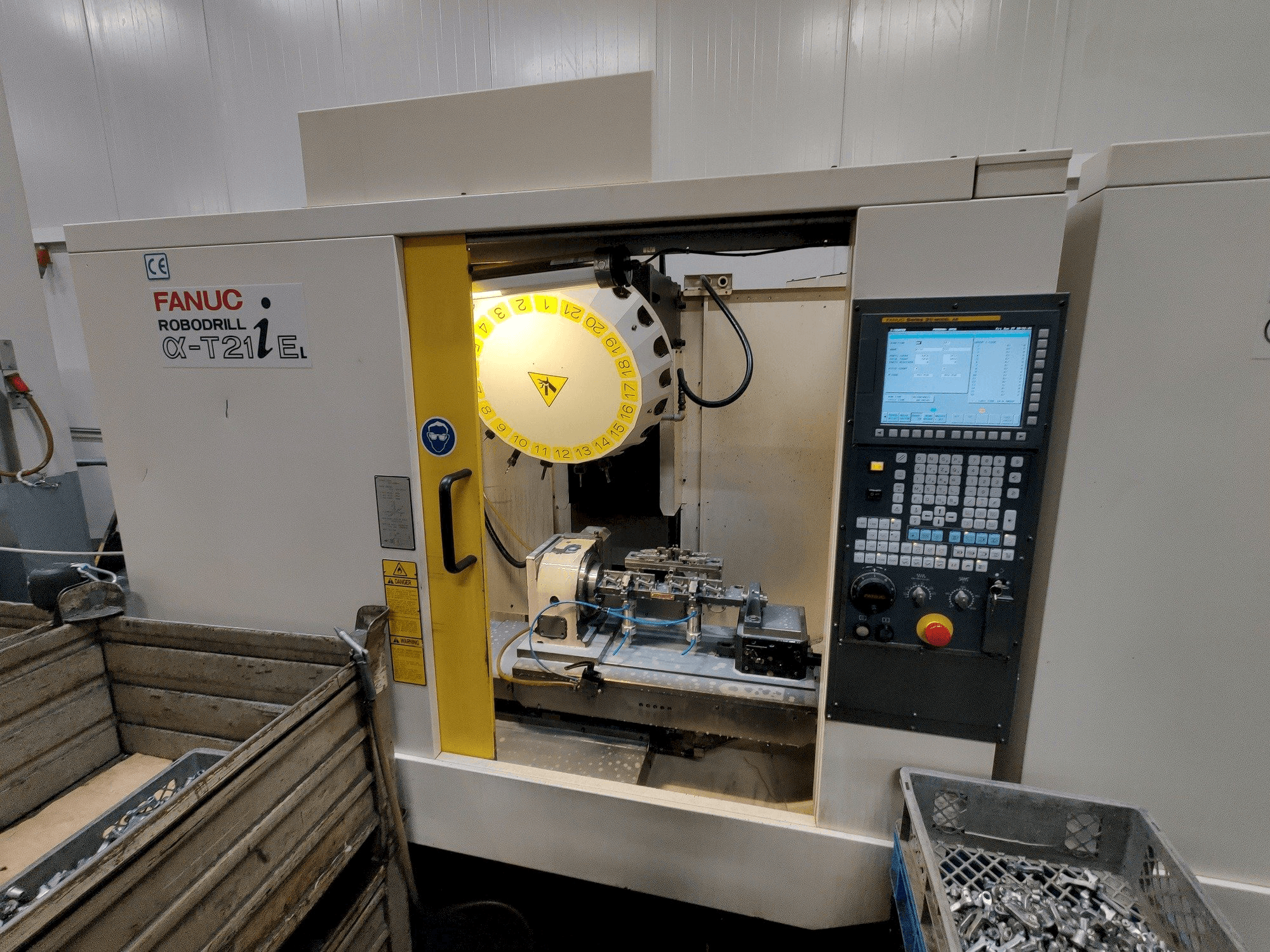 Vista frontale della macchina FANUC Robodrill α-T21iEL