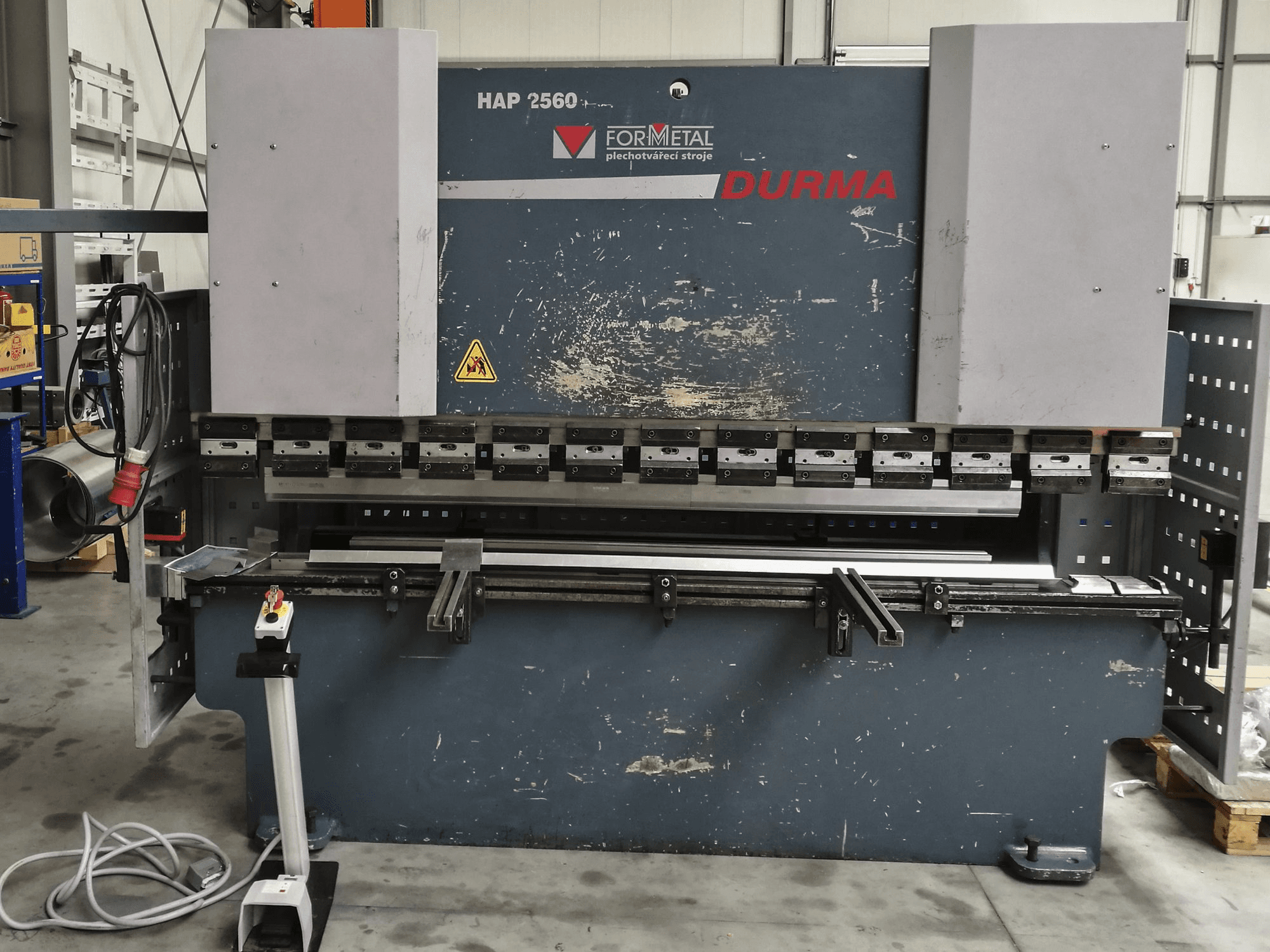 Vista frontale della macchina Durma HAP 2560