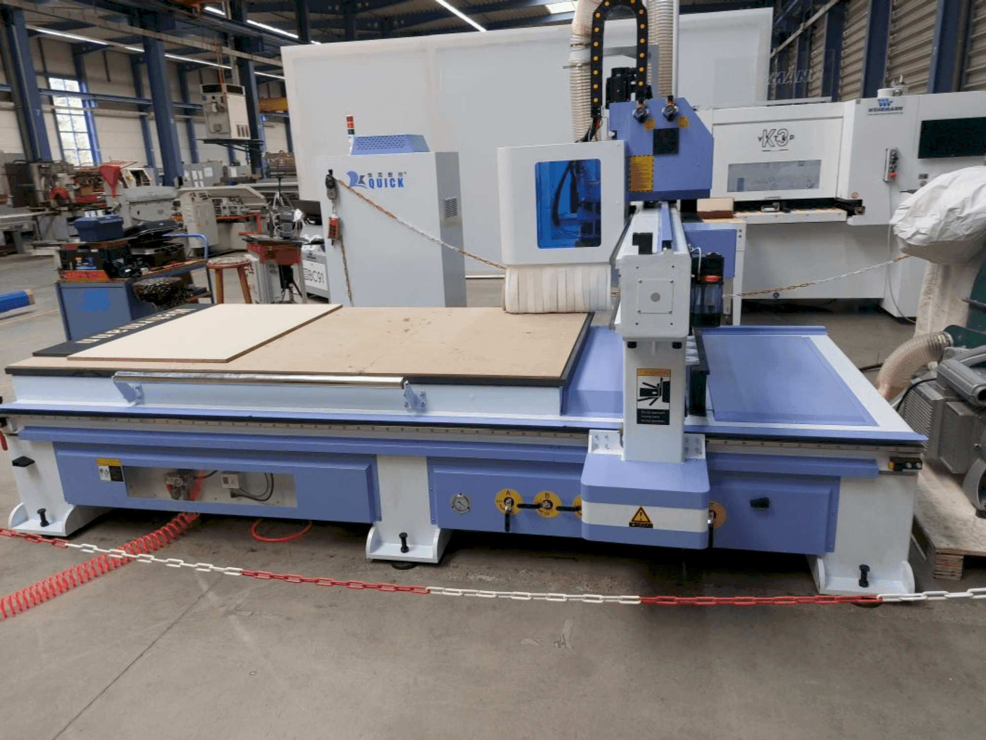 Vista frontale della macchina QUICK CNC UE-481