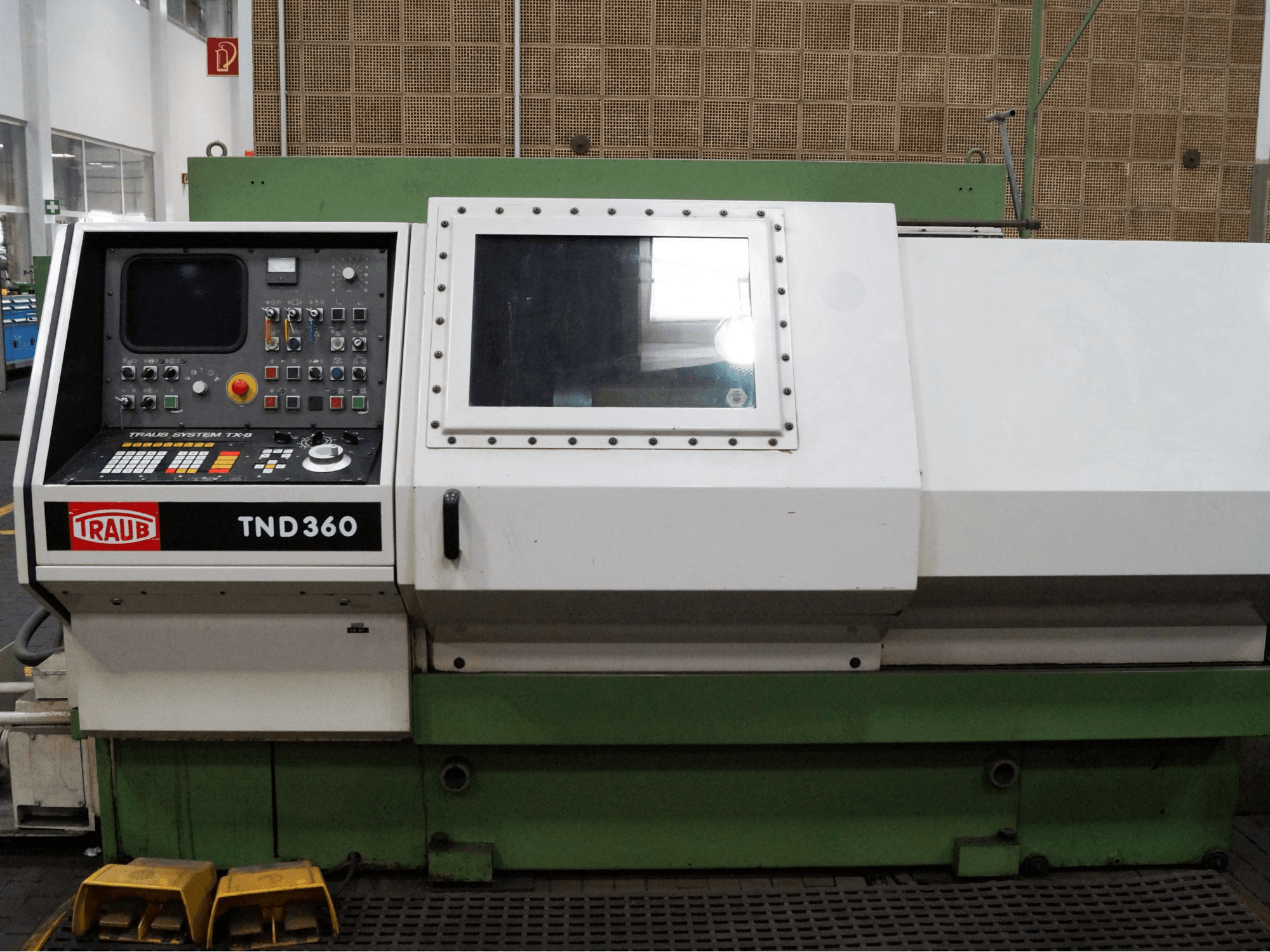 Vista frontale della macchina Traub TND 360