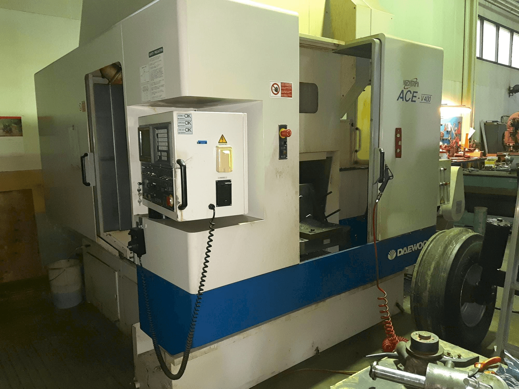 Vista frontale della macchina DAEWOO ACE-V400