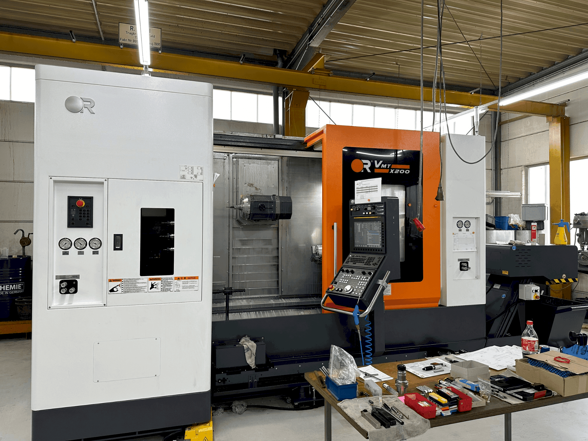 Vista frontale della macchina Victor VMT X200 (2023)