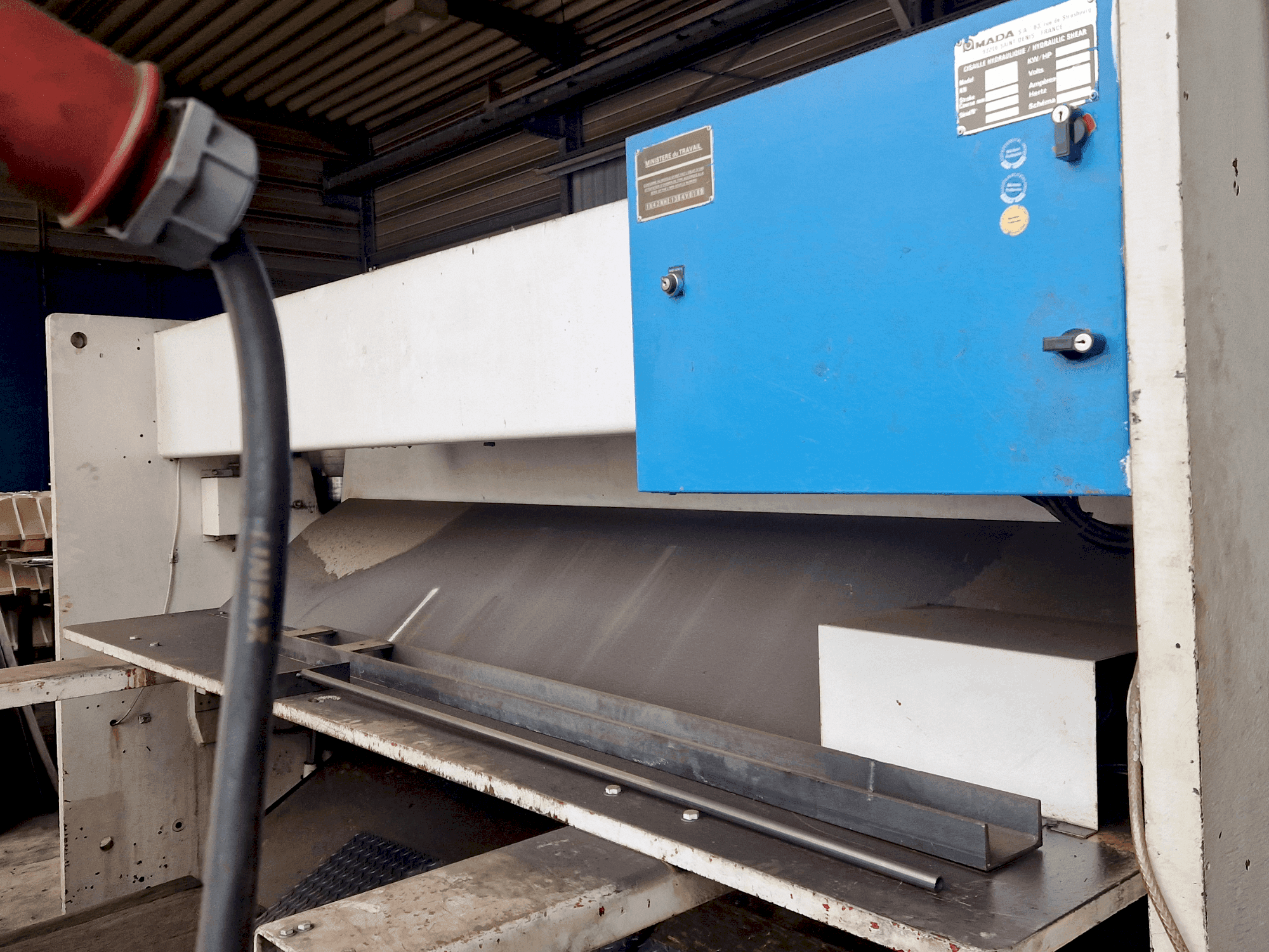 Vista frontale della macchina AMADA GPN1 30