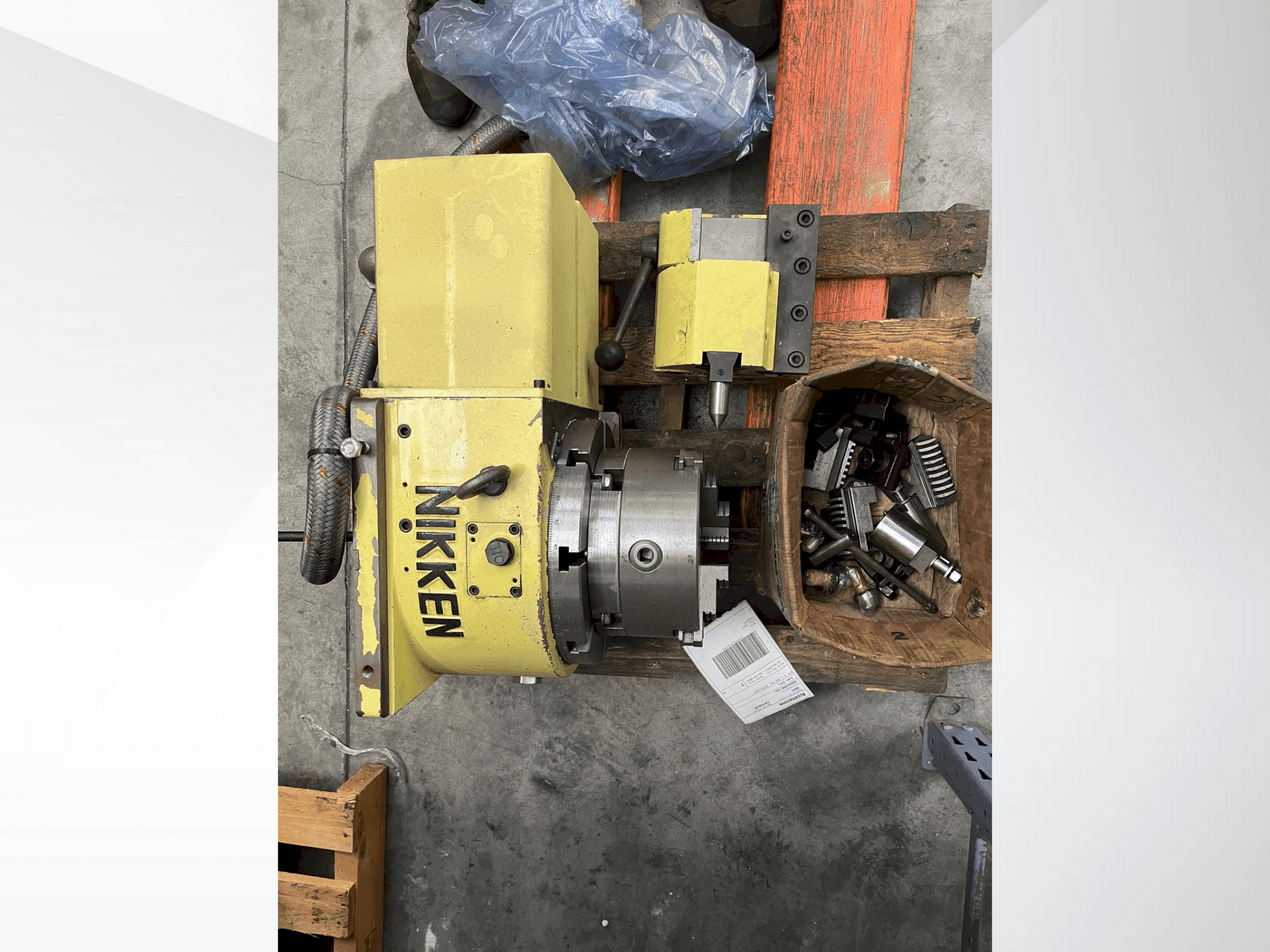 Vista frontale della macchina NIKKEN CNC 260