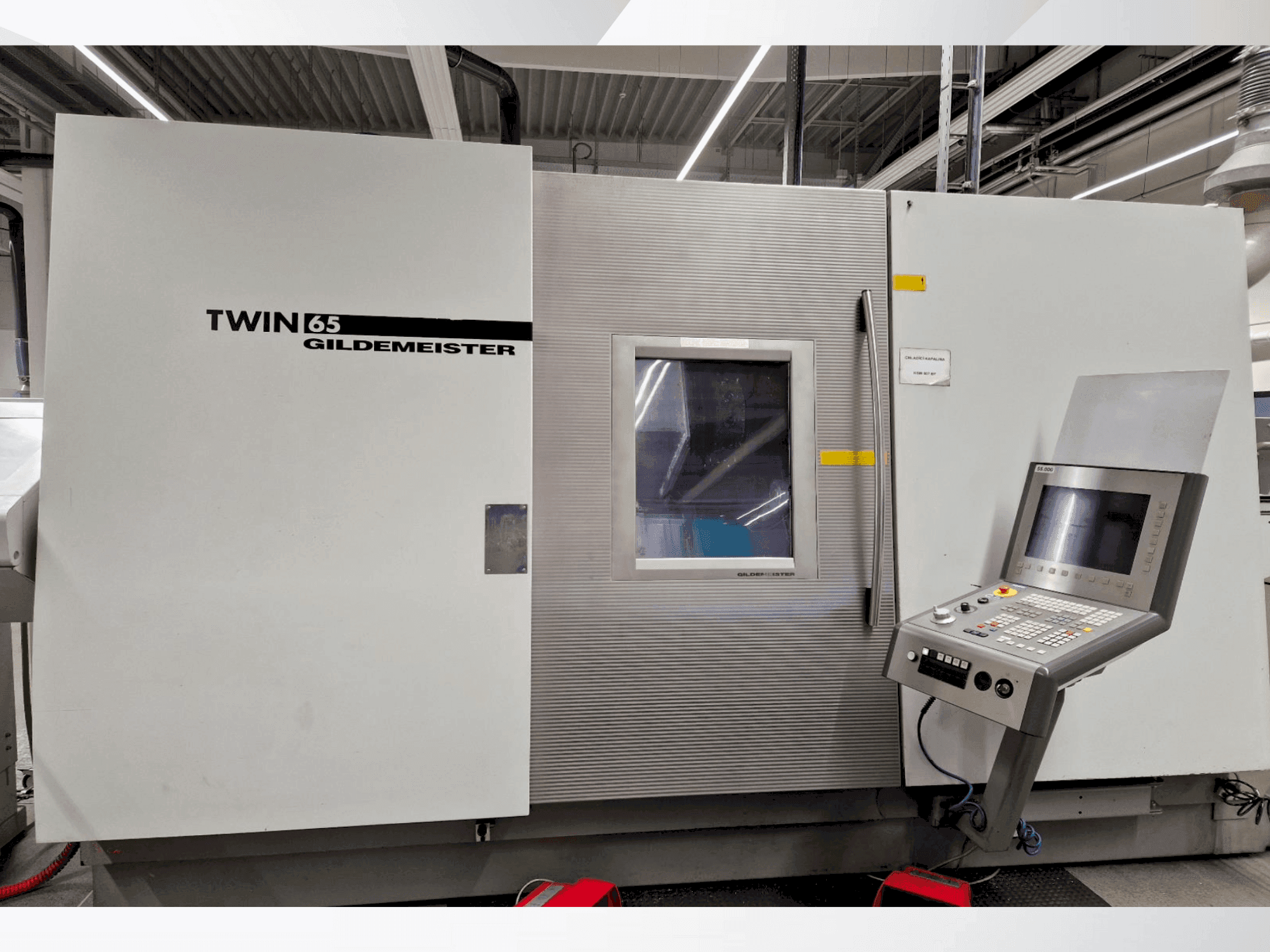 Vista frontale della macchina Gildemeister TWIN 65 (2004)