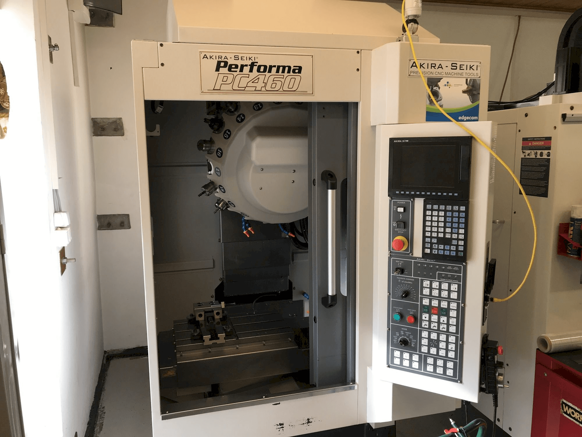 Vista frontale della macchina Akira Seiki PC 460